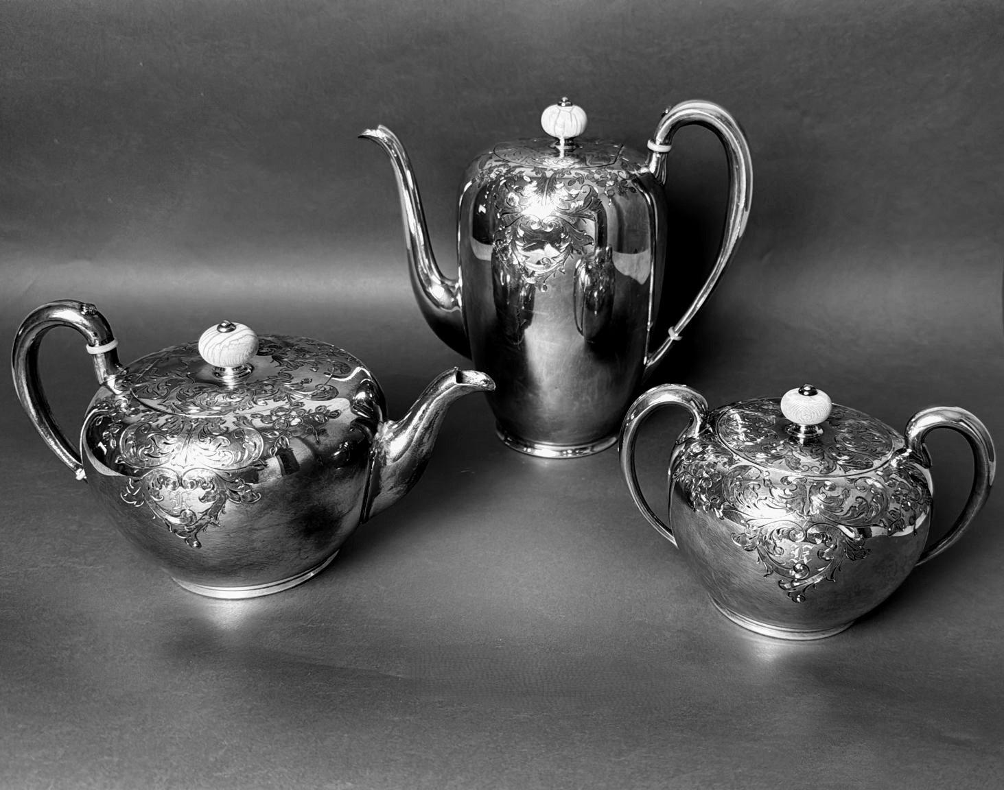 We kindly ask you to read the entire description, as we strive to provide detailed technical and historical information to ensure the authenticity of our items.
This elegant American tea service in Britannia Metal consists of three pieces: a teapot,