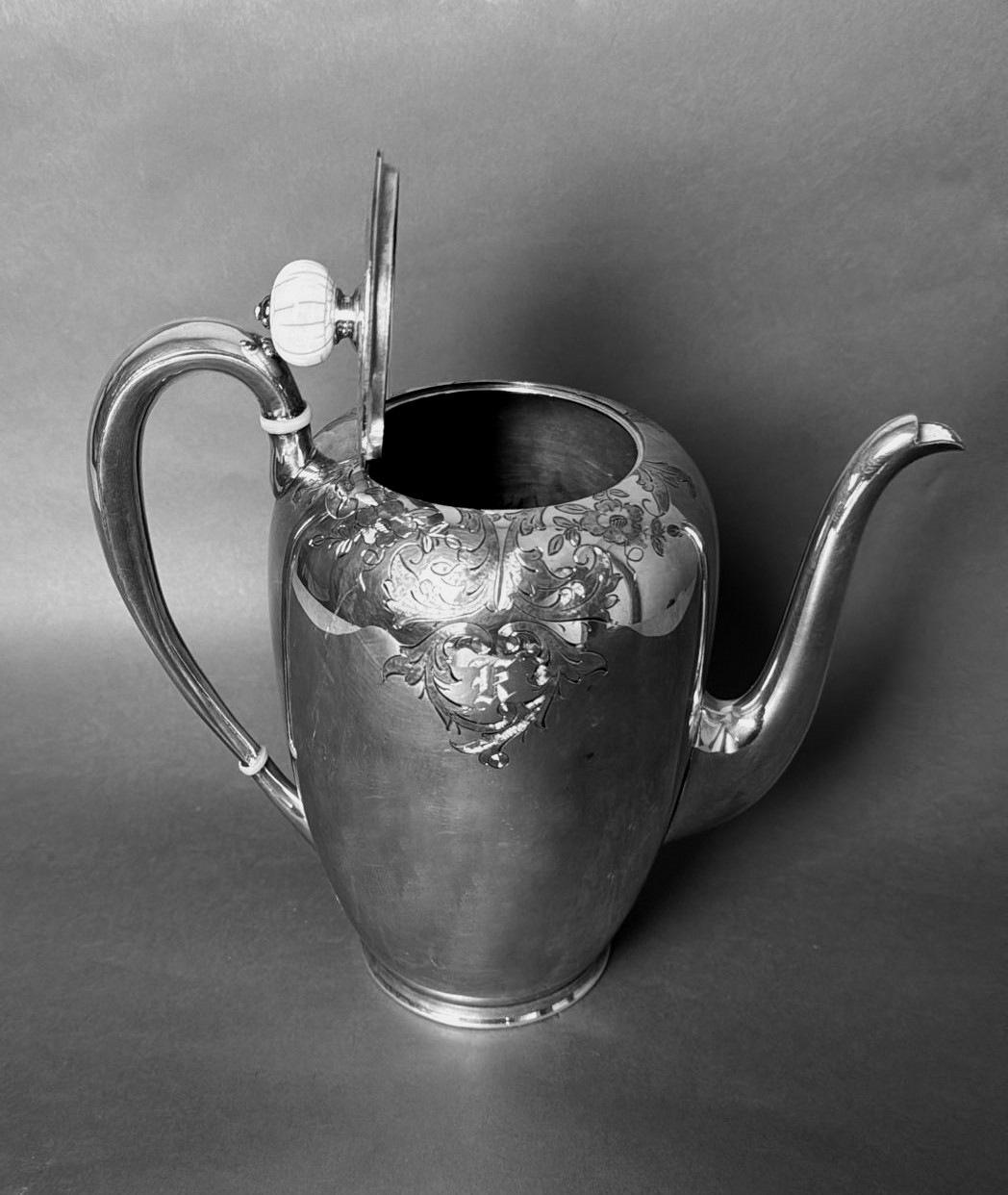 Wilcox Co. American Tea Service In Britannia Metal 3 Pieces In Good Condition In Prato, Tuscany
