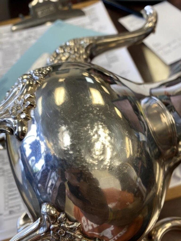 XX secolo A. Wilcox Silver Plate Co. Set da tè placcato in argento con vassoio da portata - 5 pz. in vendita
