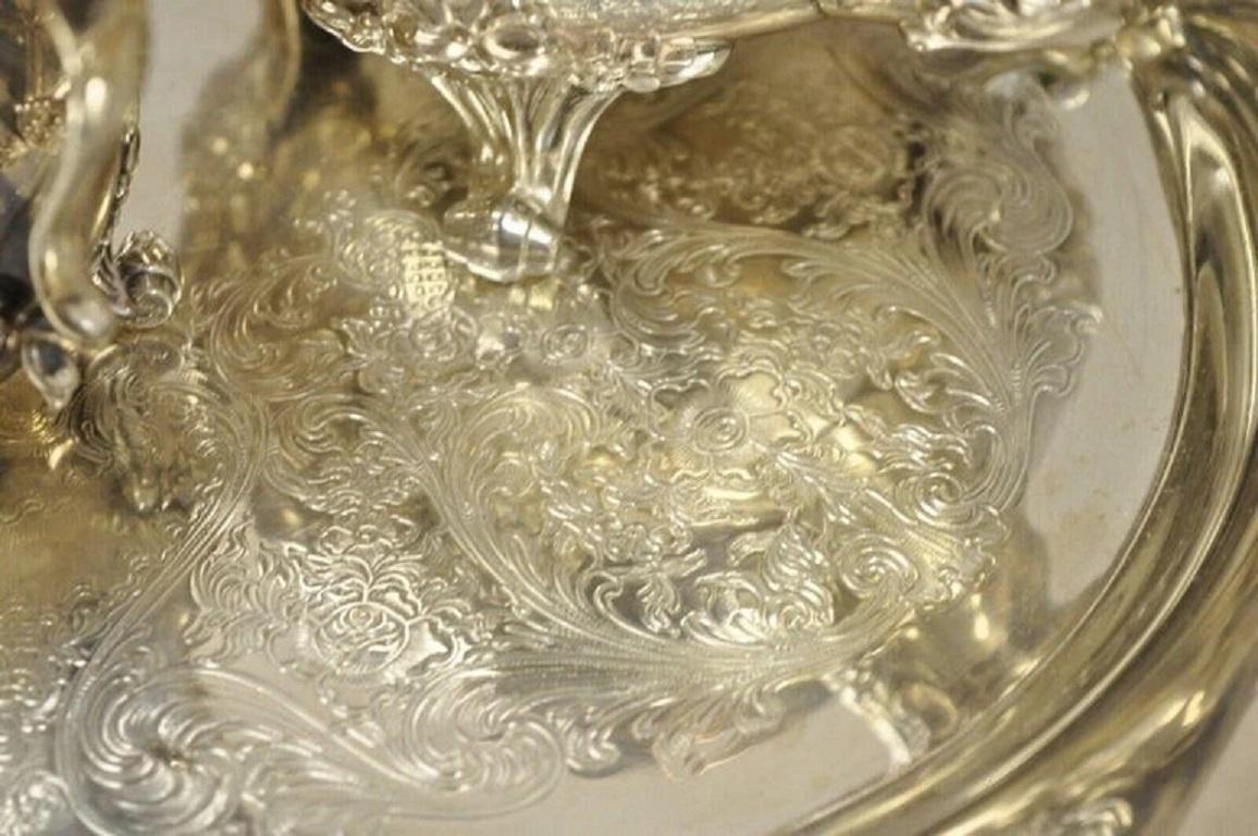 Placcato argento A. Wilcox Silver Plate Co. Set da tè placcato in argento con vassoio da portata - 5 pz. in vendita