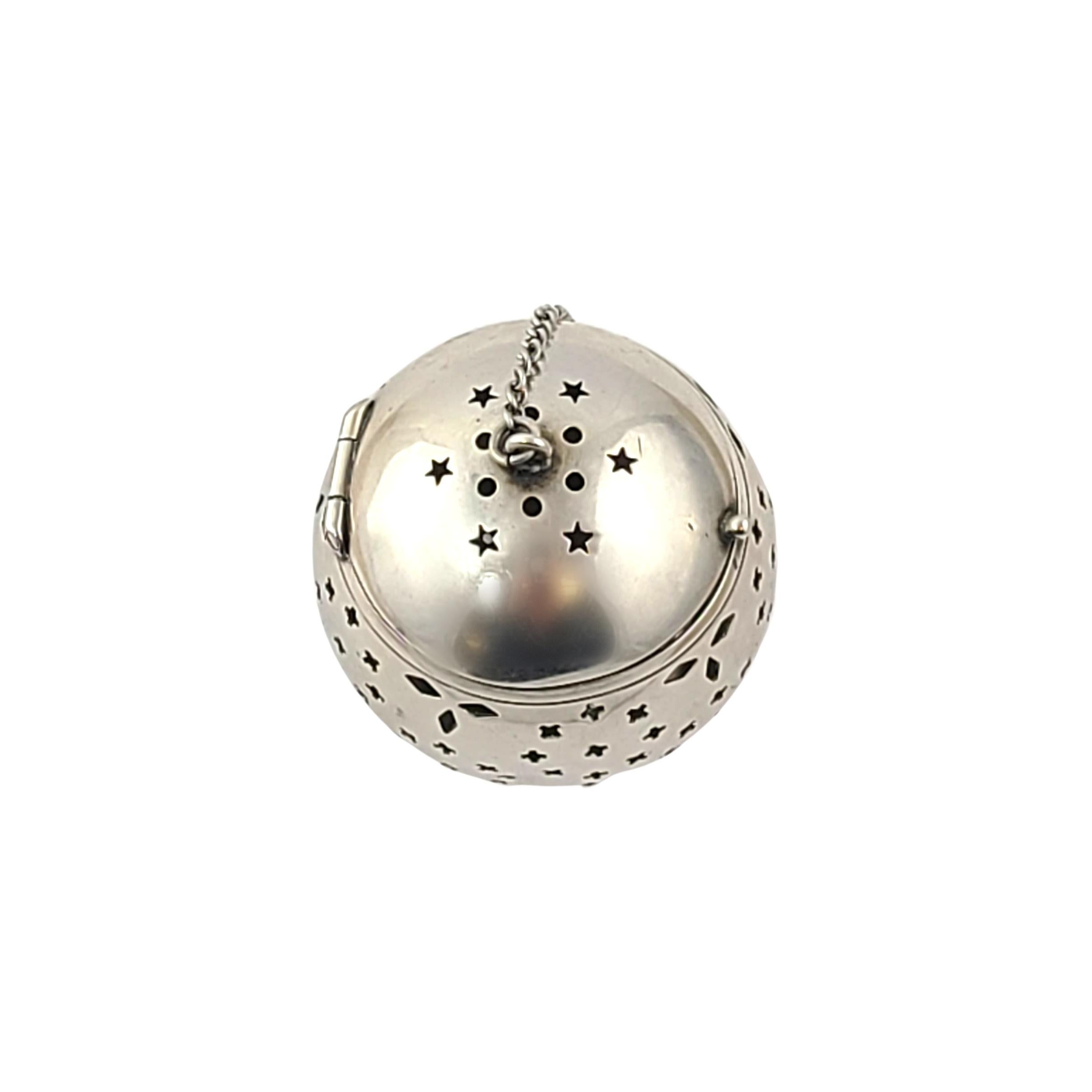 Sterling silver tea infuser ball by Wilcox Silver Plate Company.

Smooth polished tea infuser ball on a chain. Lid is hinged.

Measures approx 1 3/4