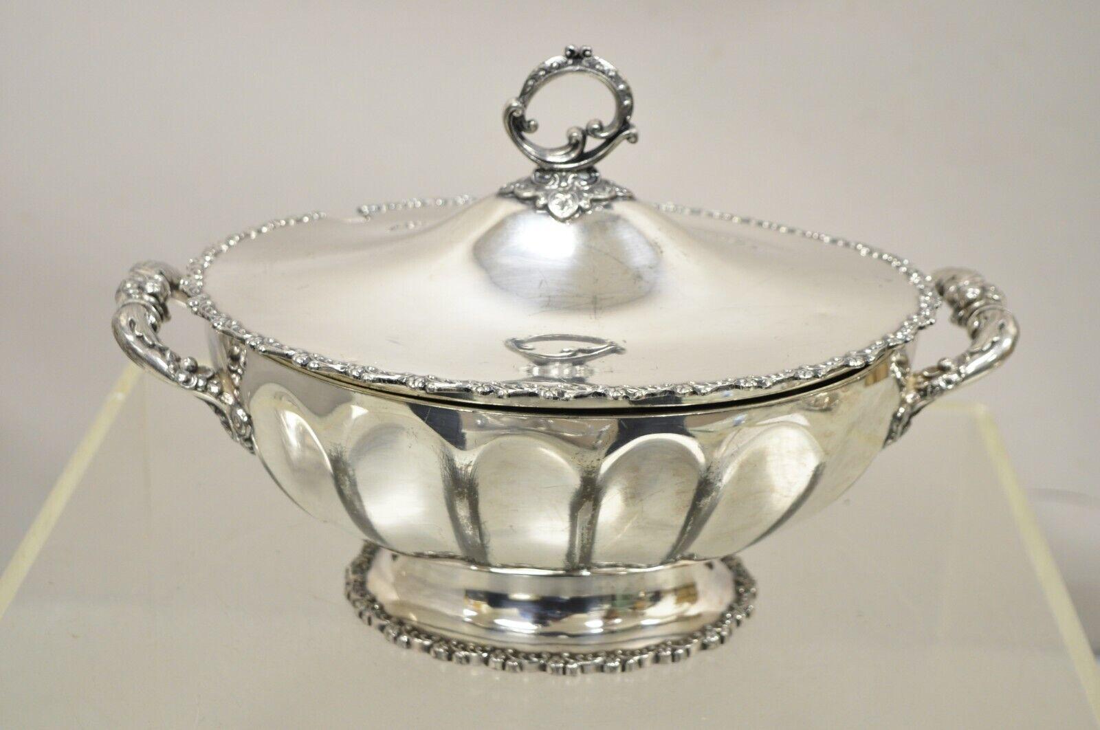 Antique Wilcox Silverplate Co Silver Plated Victorian Lidded Soup Tureen Bowl - B Monogram. Le couvercle est orné d'un Monogramme 