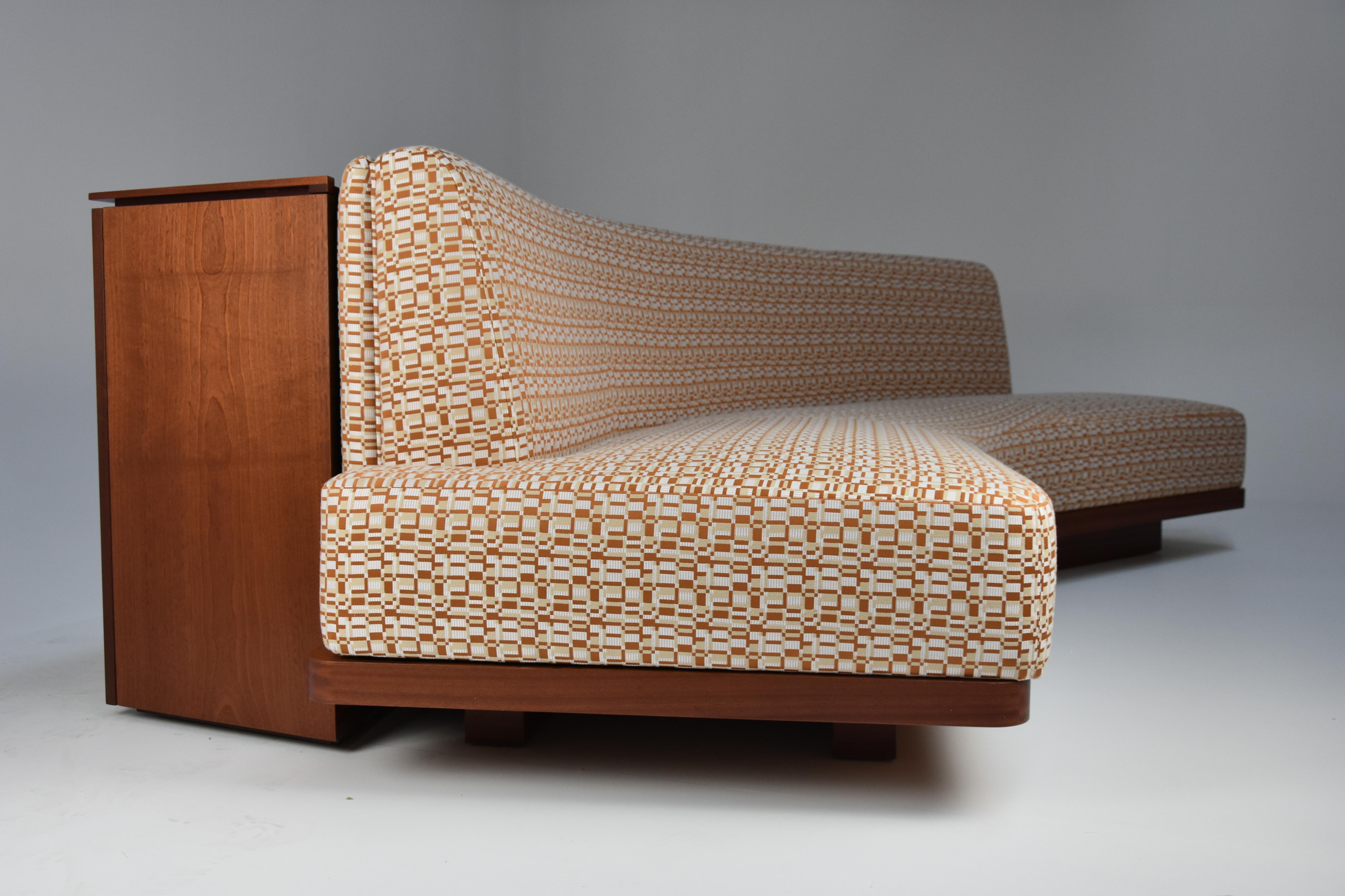 Acier inoxydable Canapé courbé à dos sauvage avec tissu à motifs géométriques et armoire arrière en bois en vente