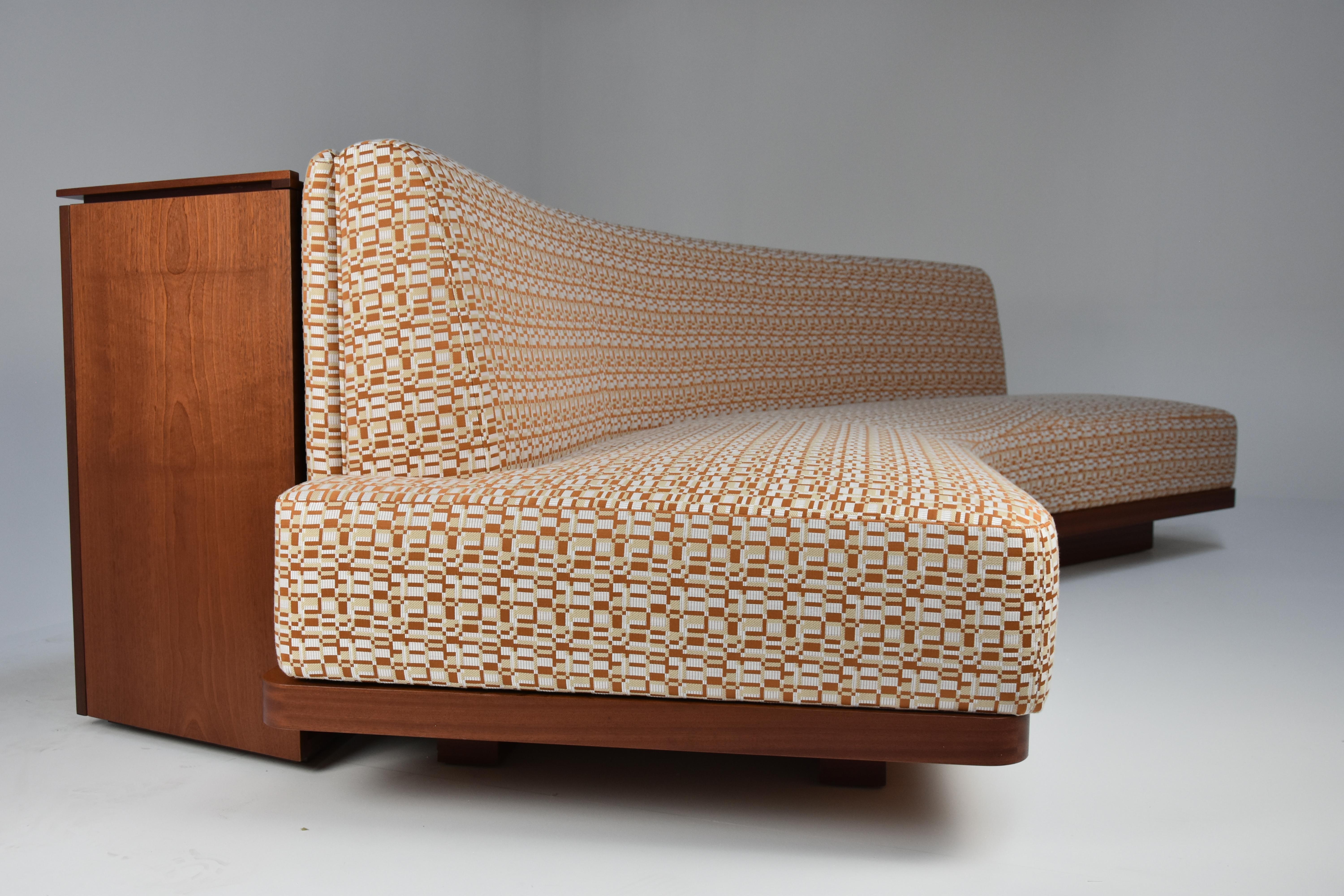 Canapé courbé à dos sauvage avec tissu à motifs géométriques et armoire arrière en bois en vente 2