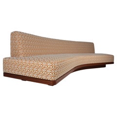Canapé courbé à dos sauvage avec tissu à motifs géométriques et armoire arrière en bois