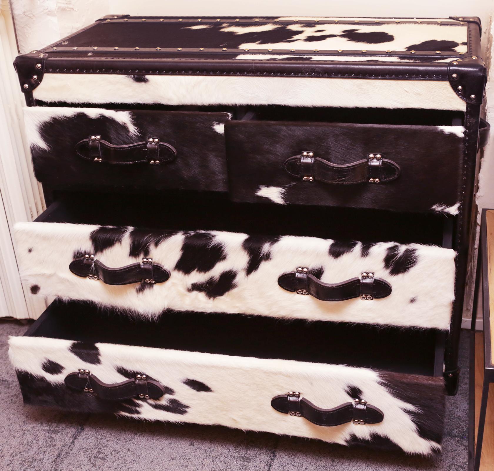 italien Coffre à hauteur moyenne en cuir de vache sauvage noir et blanc en vente