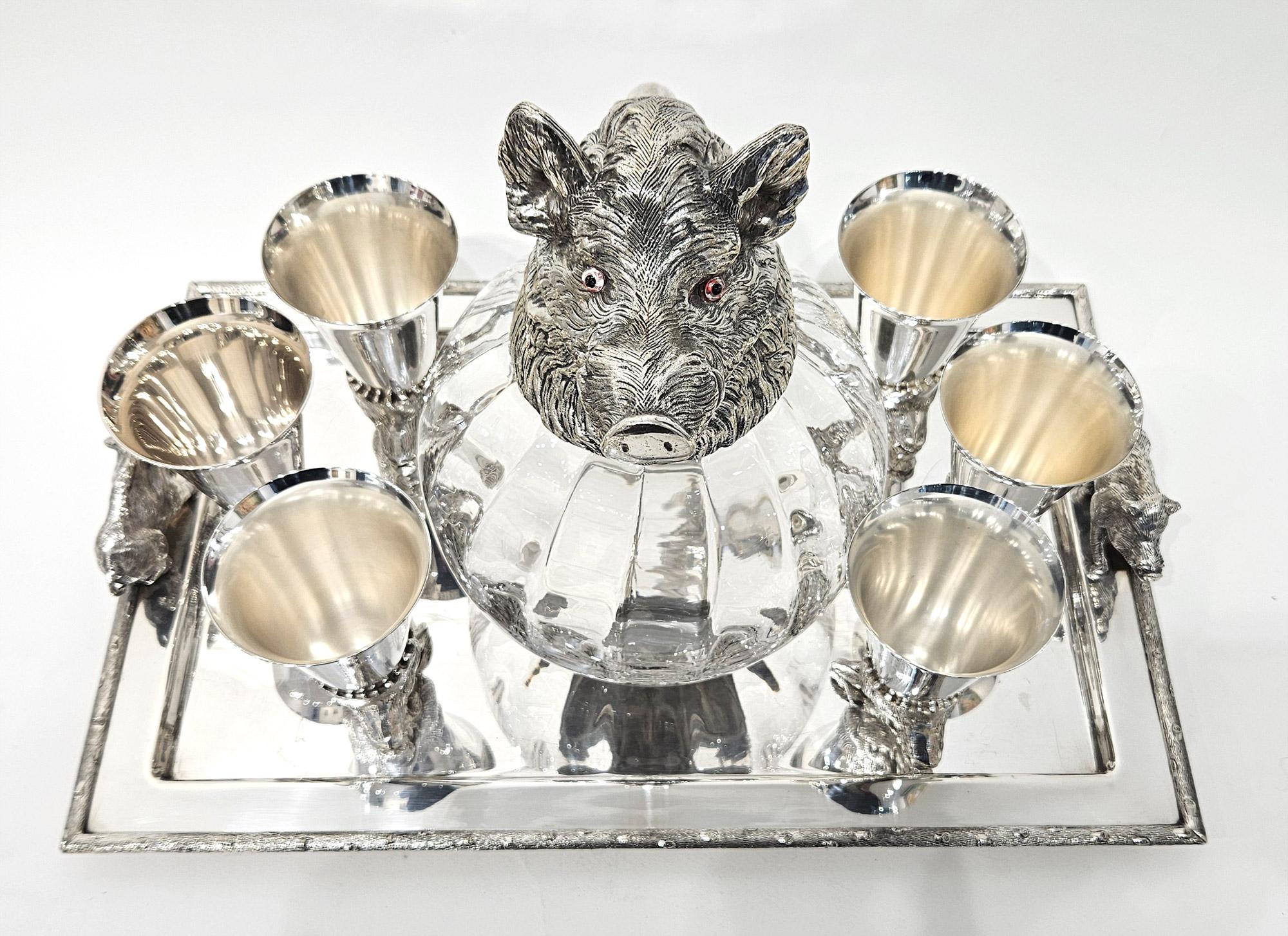 Juego de copas decantador en bandeja de plata con tema de caza del jabalí, c. 1960 Regencia de Hollywood en venta