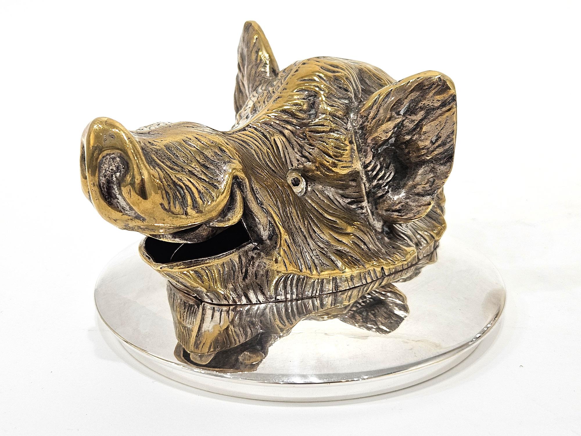 Un delizioso e raro secchiello per il ghiaccio in argento a tema cinghiale realizzato da Valenti in Spagna nel 1960 circa. 

Il coperchio del secchiello del ghiaccio è sormontato da una splendida testa di cinghiale in bronzo fuso. Il casting è di
