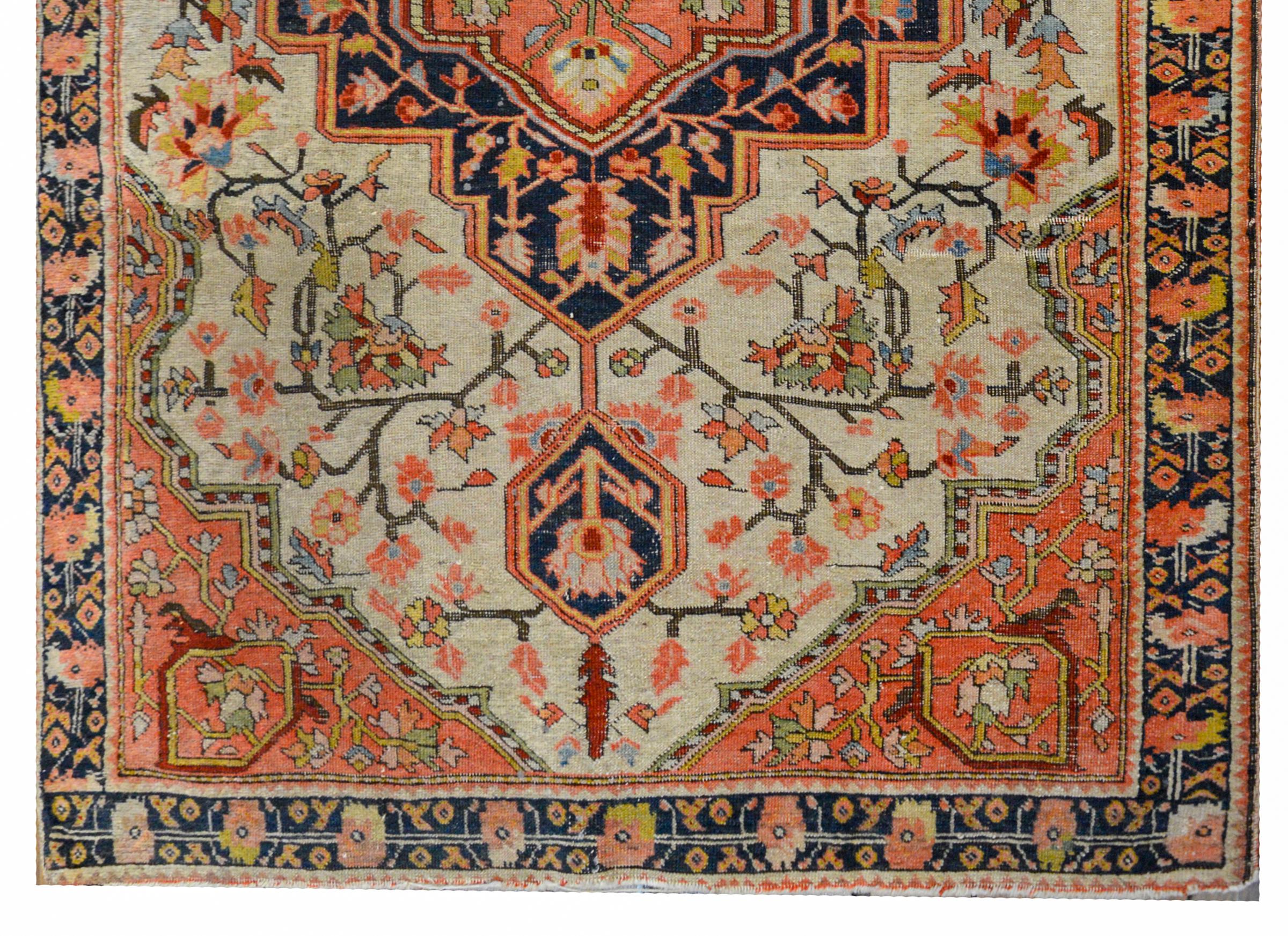 Tapis Farahan sauvage Sarouk du début du XXe siècle Bon état - En vente à Chicago, IL