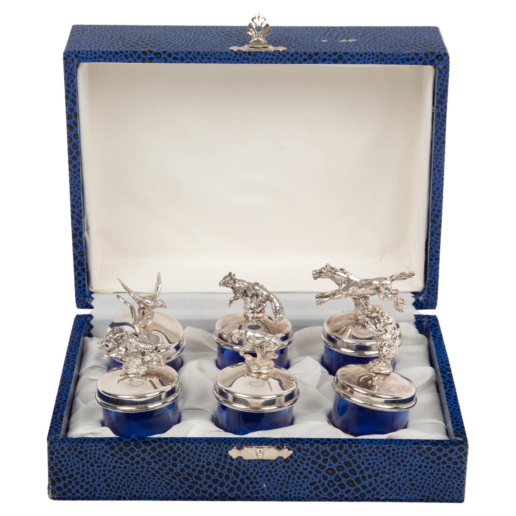 Elegancia Salvaje: Saleros de Cristal Azul con Tarjeteros de Caza en venta 4