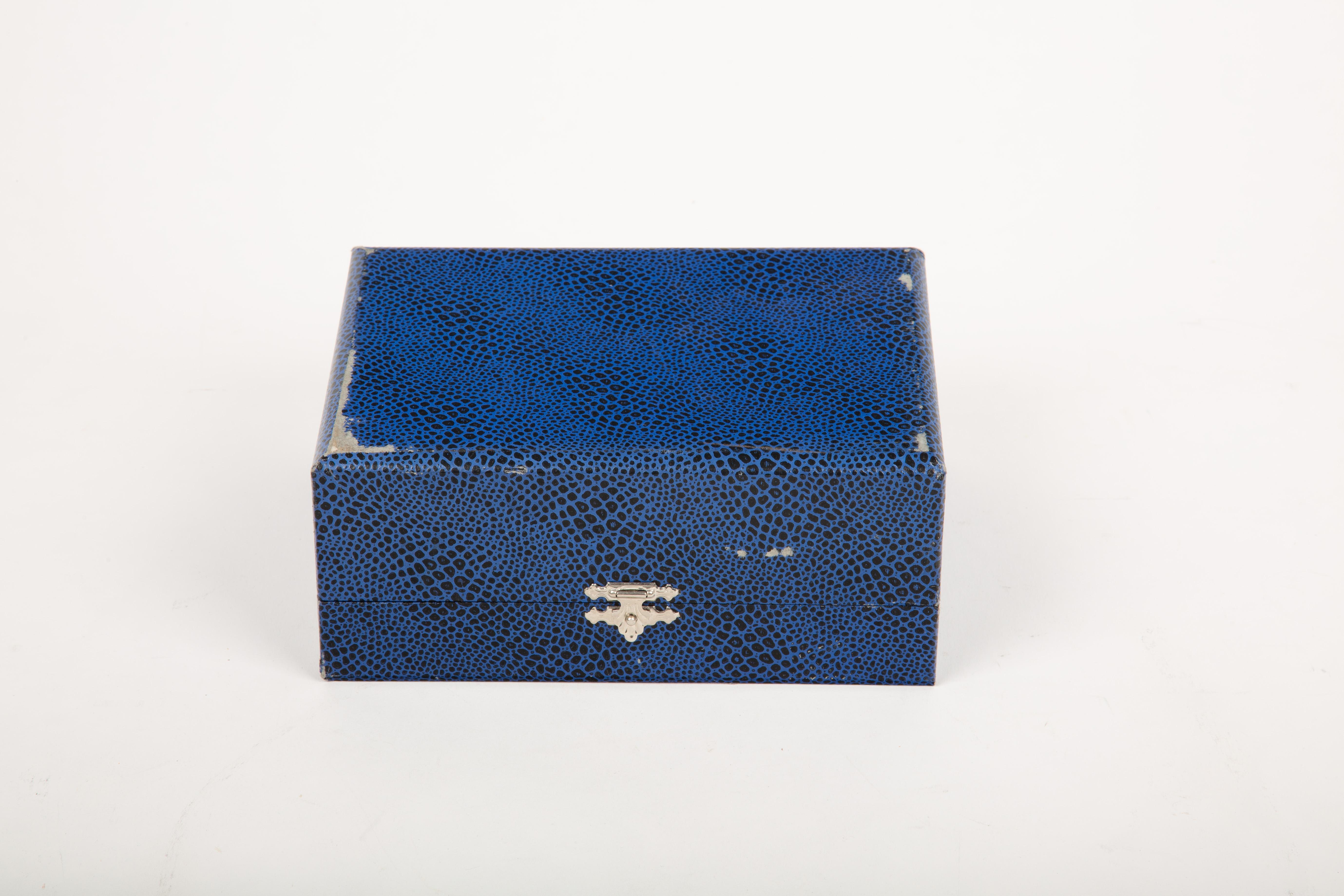 Elegancia Salvaje: Saleros de Cristal Azul con Tarjeteros de Caza en venta 5