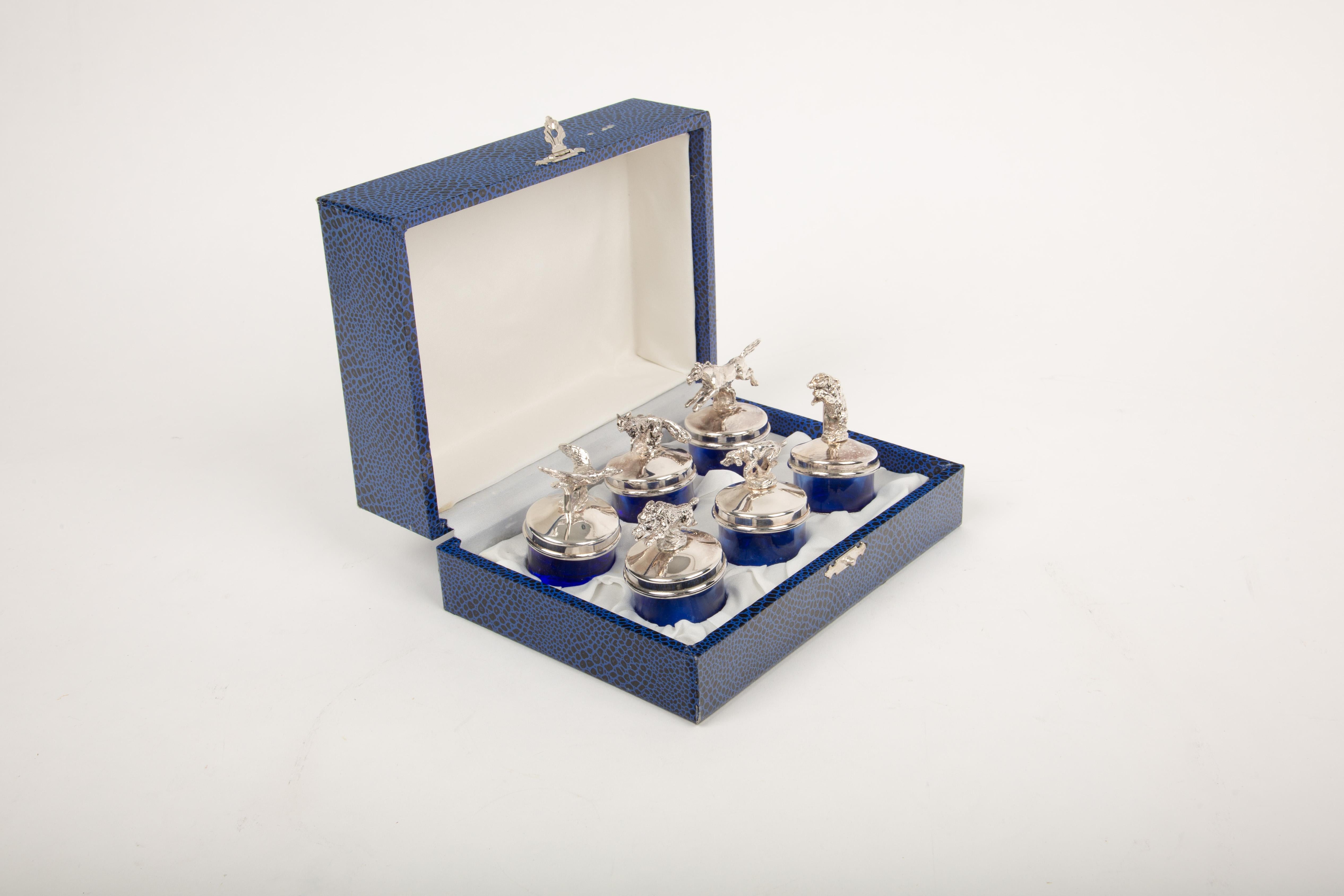 Elegancia Salvaje: Saleros de Cristal Azul con Tarjeteros de Caza Victoriano en venta