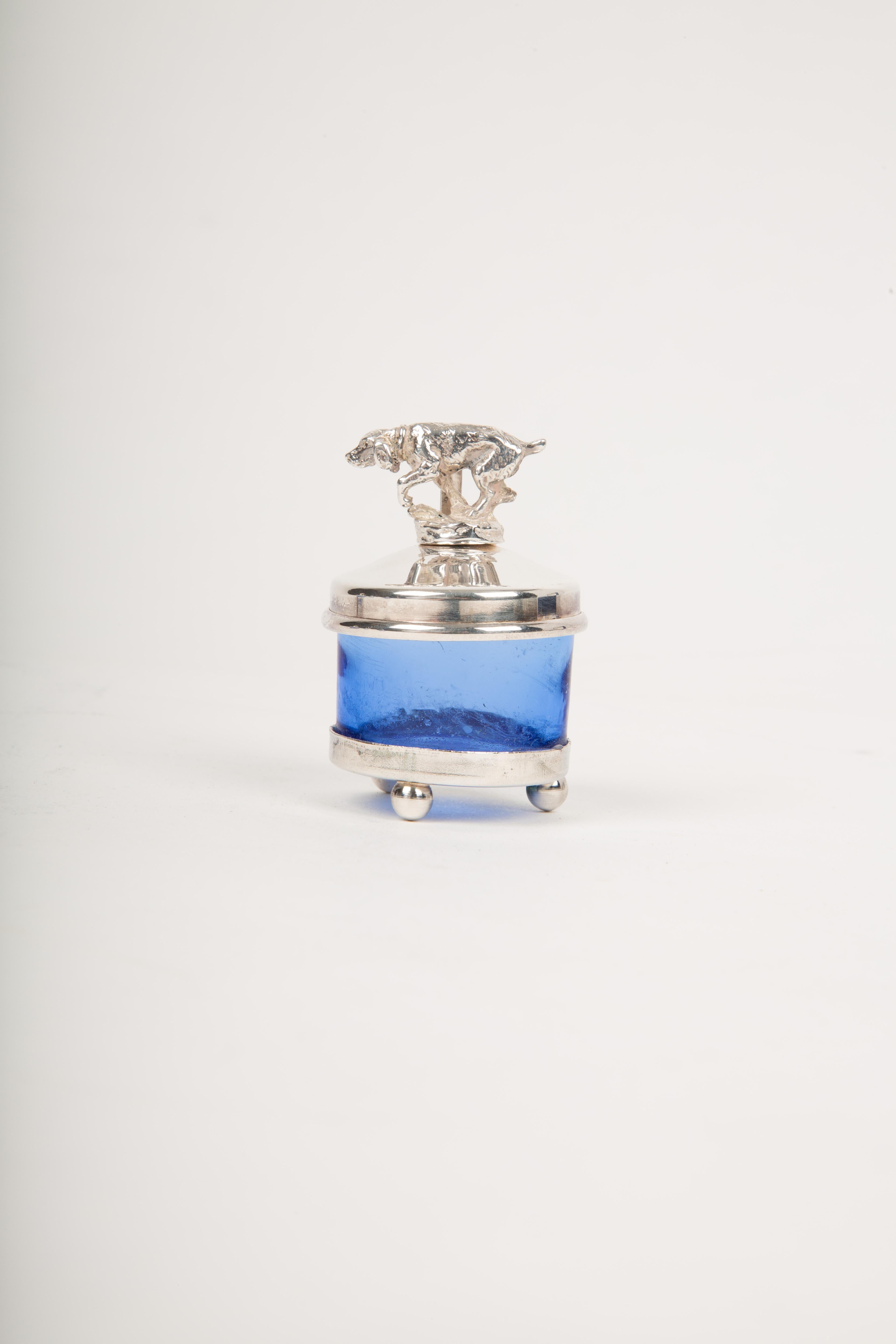 Elegancia Salvaje: Saleros de Cristal Azul con Tarjeteros de Caza en Excelente estado para la venta en New York, NY