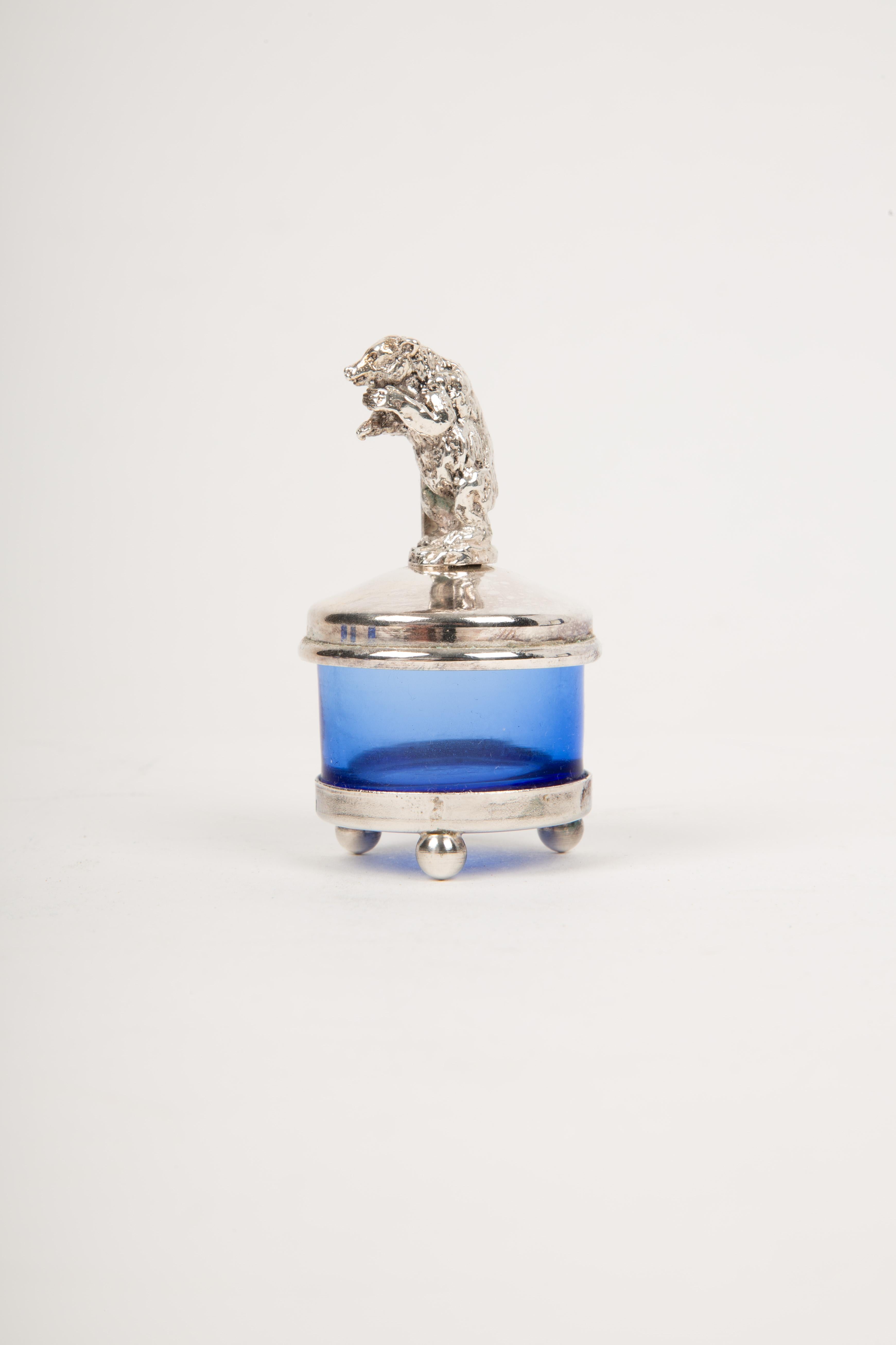 Elegancia Salvaje: Saleros de Cristal Azul con Tarjeteros de Caza siglo XX en venta