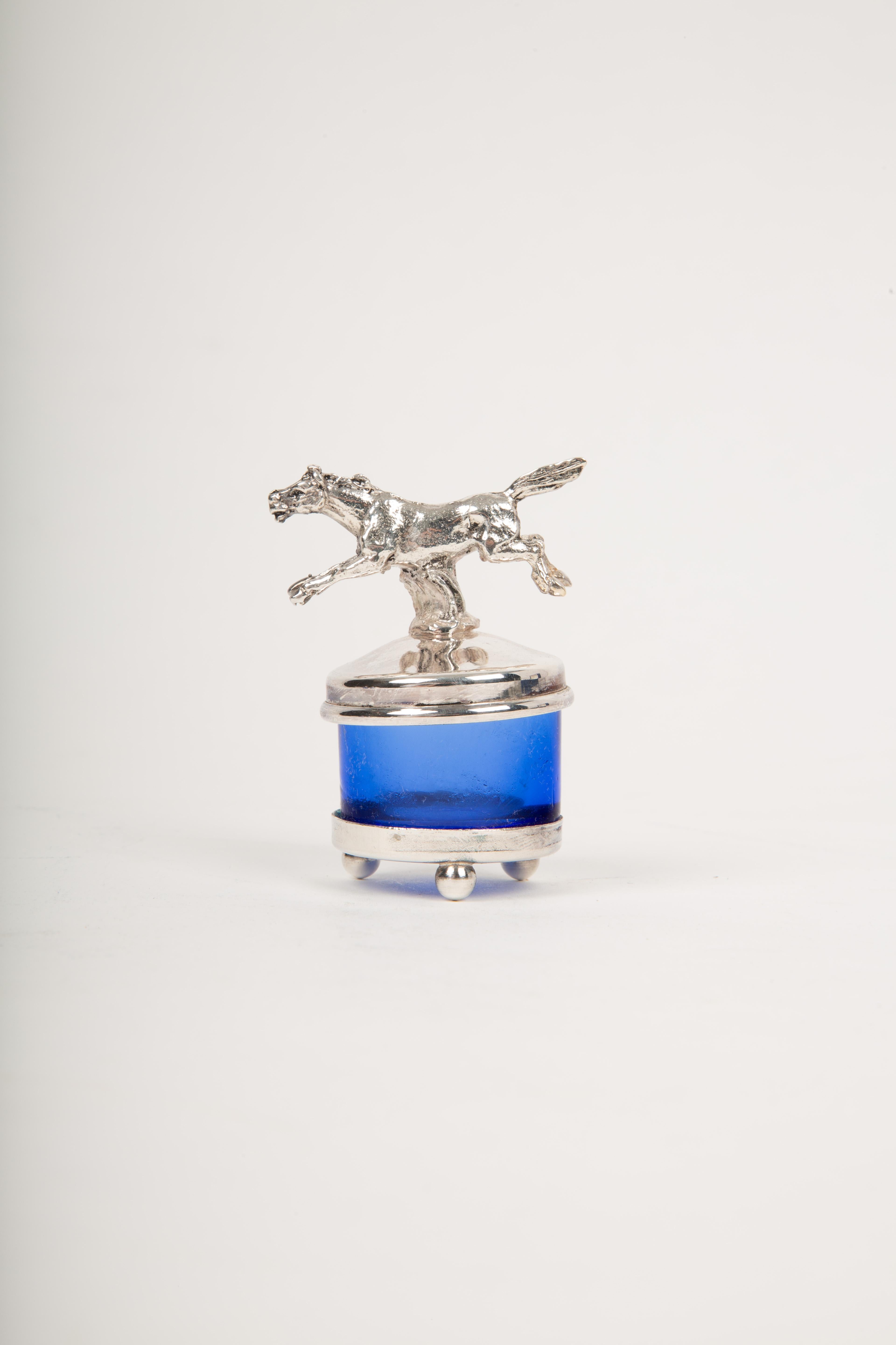 Elegancia Salvaje: Saleros de Cristal Azul con Tarjeteros de Caza Vidrio en venta