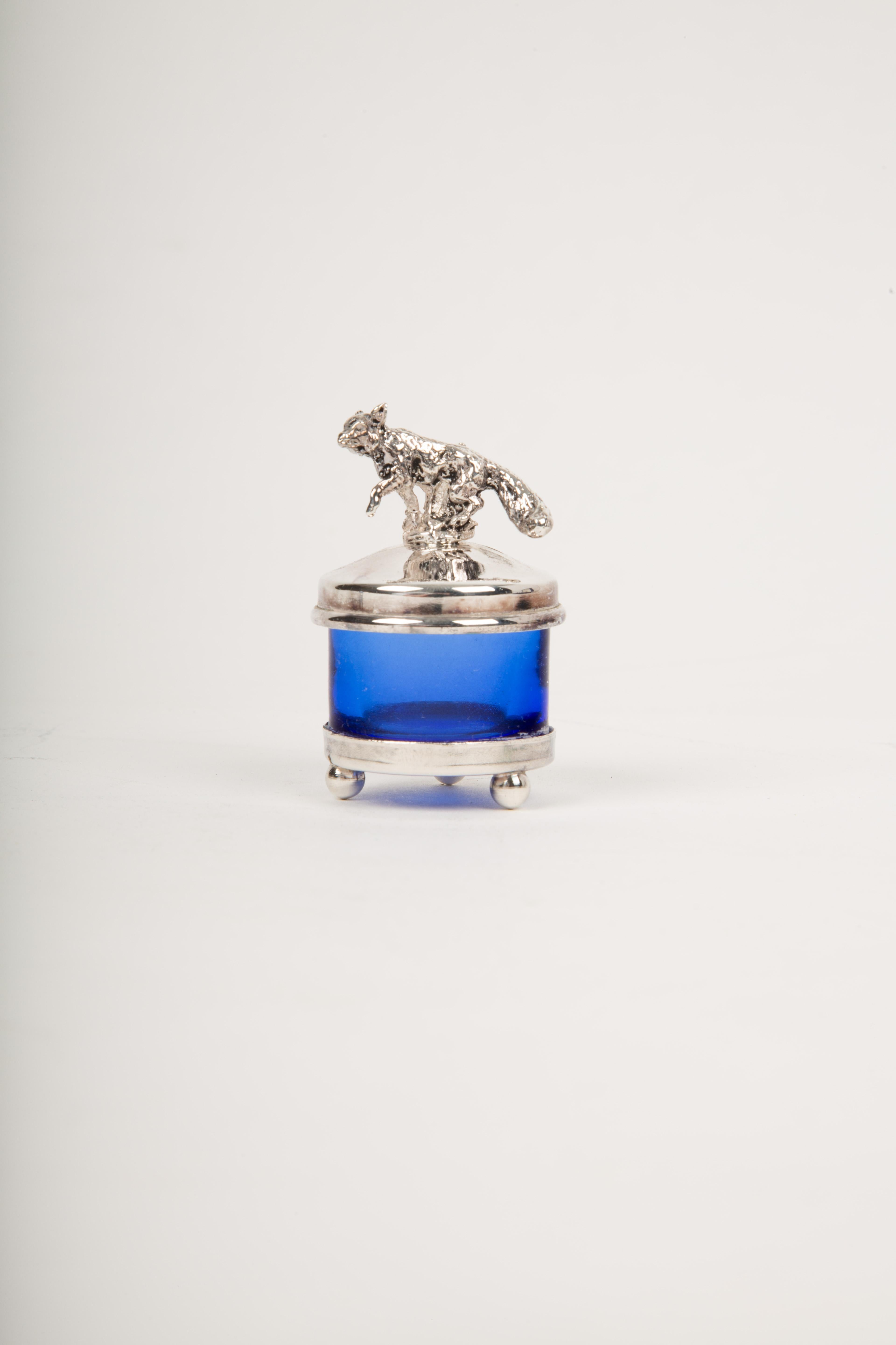 Elegancia Salvaje: Saleros de Cristal Azul con Tarjeteros de Caza en venta 1
