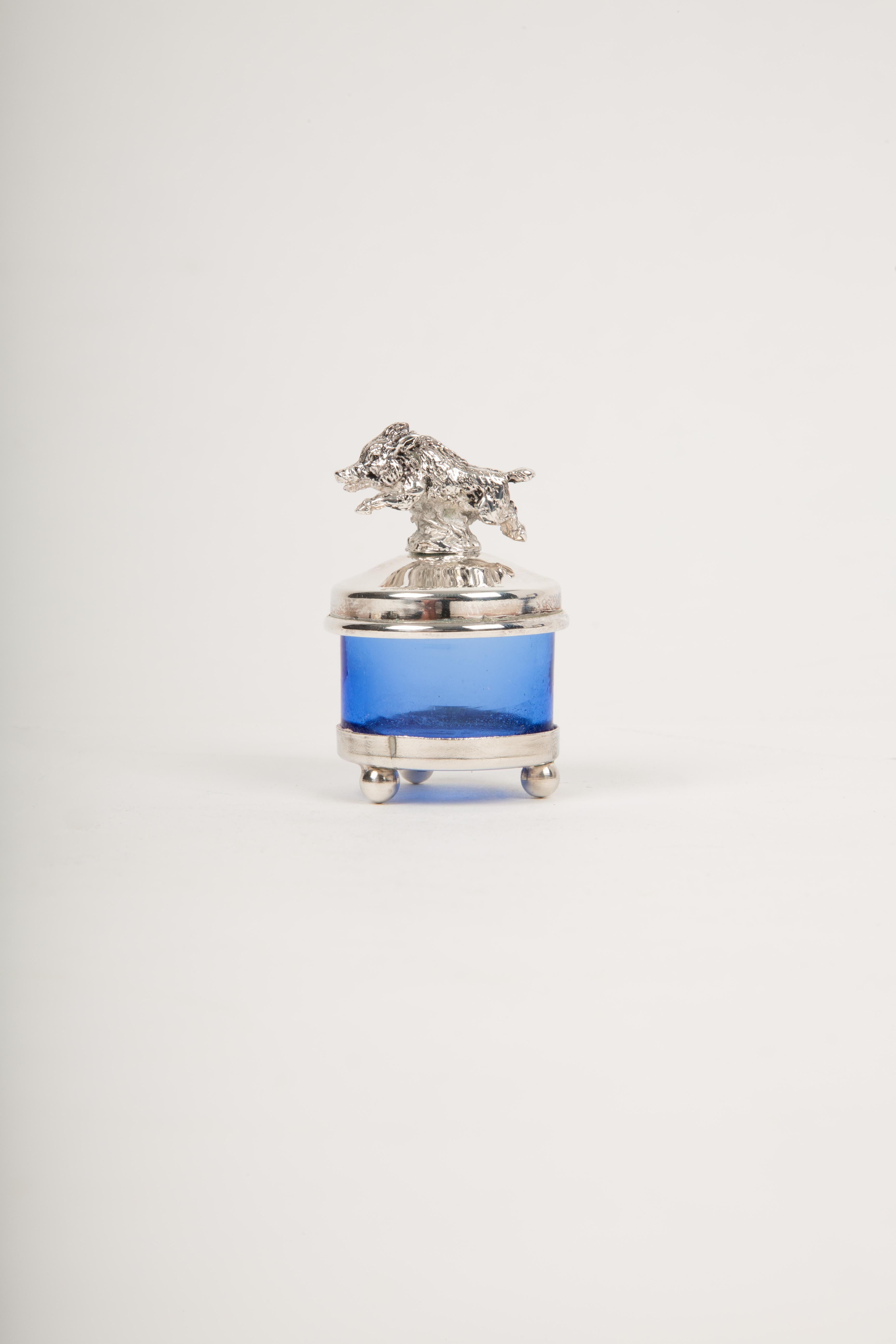 Elegancia Salvaje: Saleros de Cristal Azul con Tarjeteros de Caza en venta 2