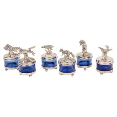 Elegancia Salvaje: Saleros de Cristal Azul con Tarjeteros de Caza