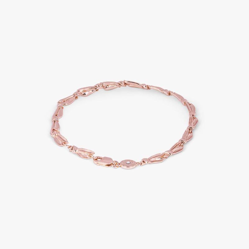 Wild Flower bracelet in 14k gold plated silver

Designed for the wild romantic, the Wild Flower collection is inspired by hazy summer days & barley fields. 3D barley shapes are cast in silver and link together creating a full bracelet which has a