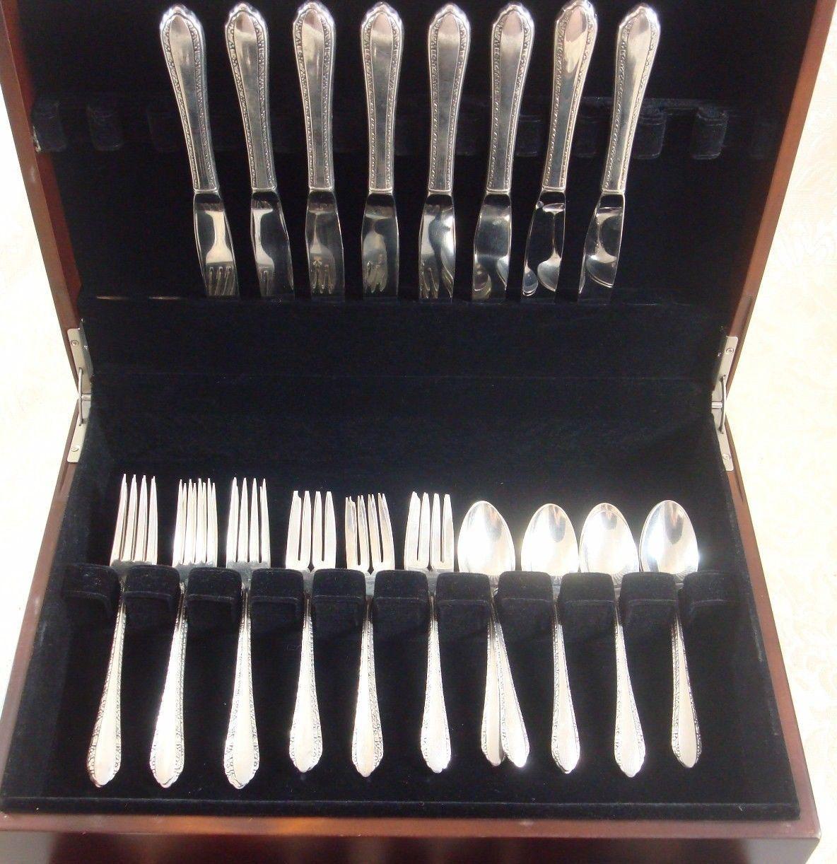 Wildflower by Royal Crest timeless sterling silver flatware set - 32 pieces. This set includes:

Eight knives, 9 1/8