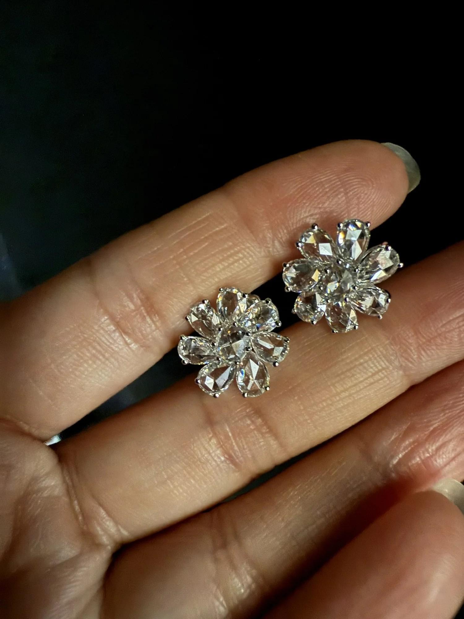 Le motif de fleurs sauvages avec des diamants de taille rose scintillants de 4 ctw sertis en platine témoigne de la promesse de RiNoor d'un art et d'un savoir-faire exceptionnels. 

Comprend un grand fermoir pour soutenir les boucles d'oreilles