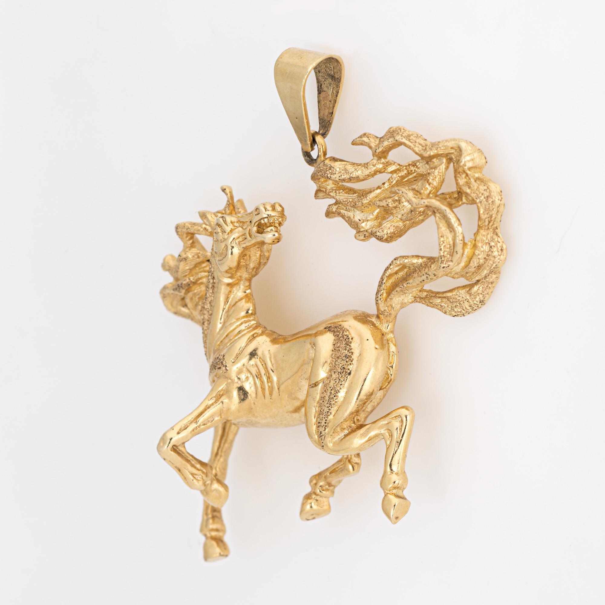 Pendentif vintage finement détaillé en or jaune 14 carats représentant un cheval sauvage (vers les années 1970-1980).  

Capturant l'esprit indompté du majestueux cheval sauvage, le pendentif est magnifiquement détaillé et met en valeur la forme