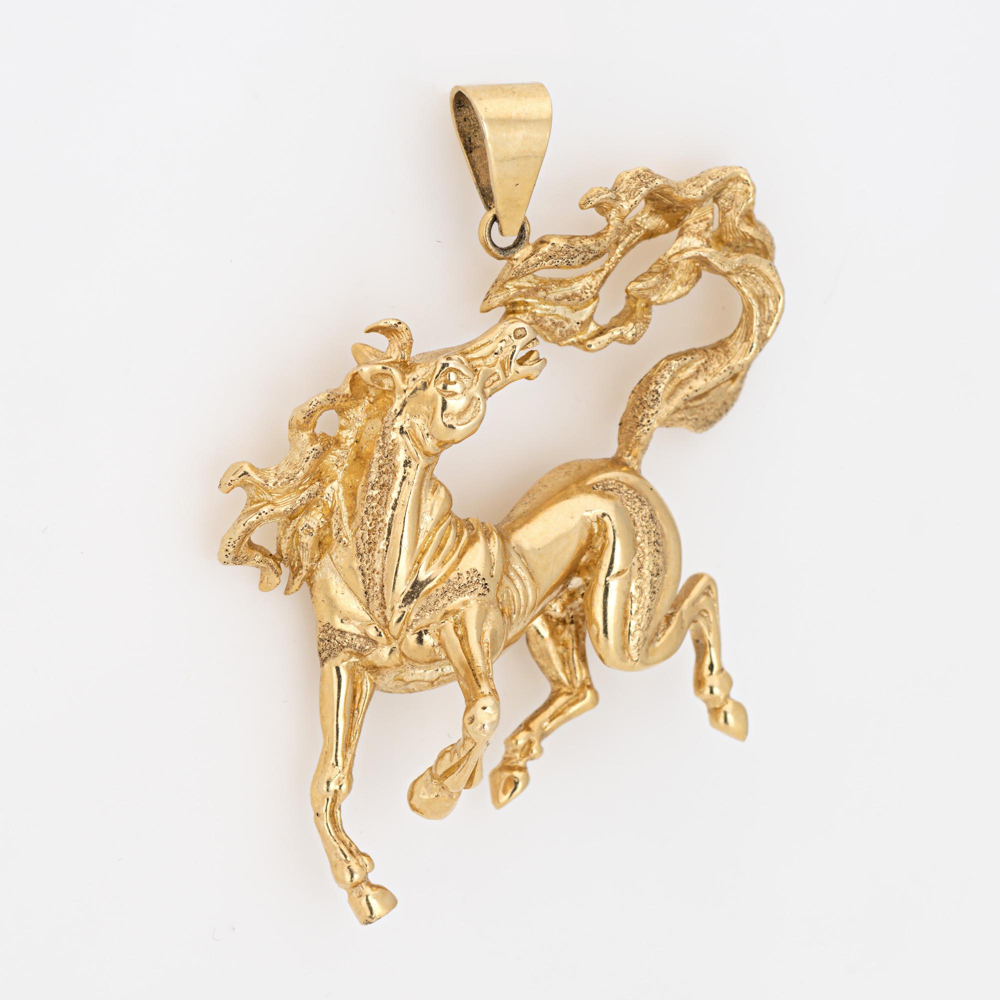 Moderne Pendentif vintage en or jaune 14 carats représentant un cheval sauvage, grand bijou de collection en vente