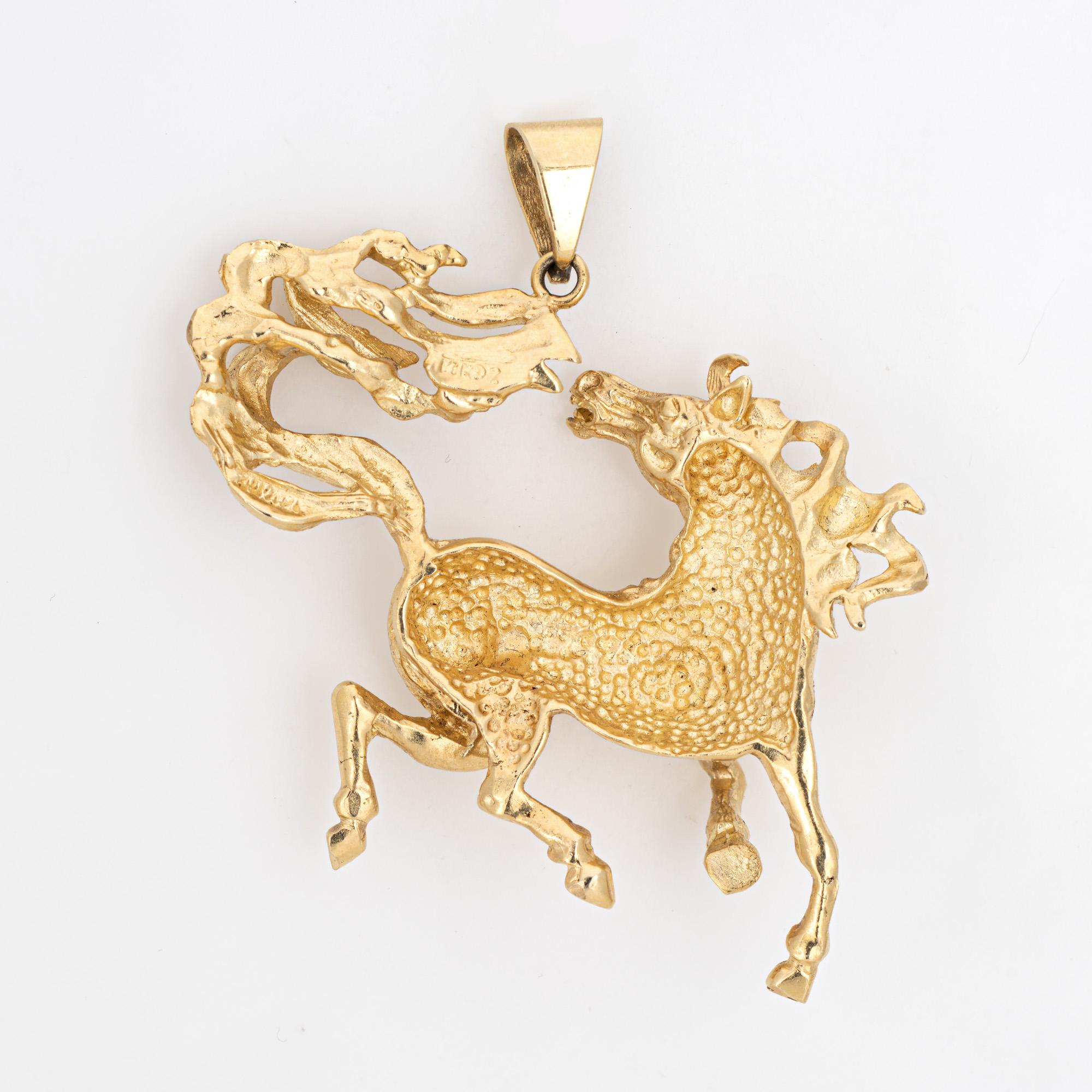 Pendentif vintage en or jaune 14 carats représentant un cheval sauvage, grand bijou de collection Bon état - En vente à Torrance, CA