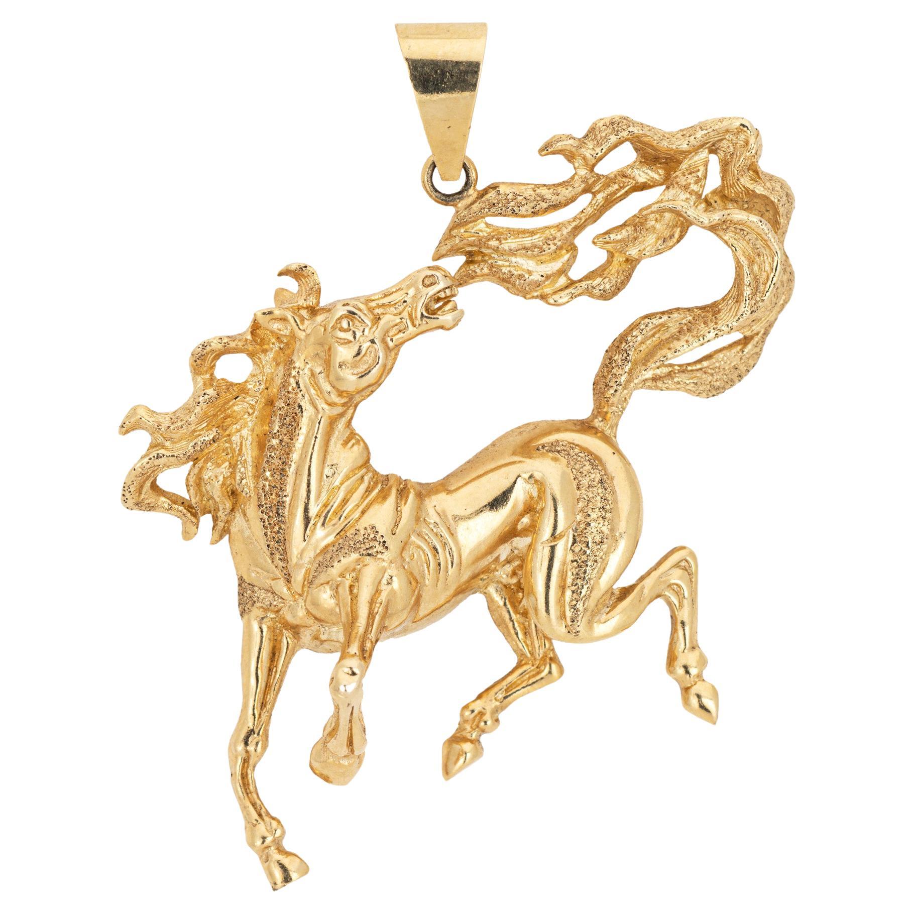 Pendentif vintage en or jaune 14 carats représentant un cheval sauvage, grand bijou de collection en vente