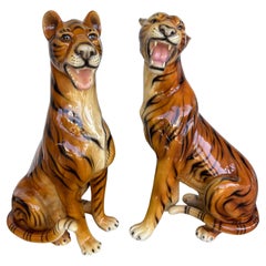 Salvaje pareja de esculturas de suelo de porcelana italiana de mediados de siglo en forma de tigre a tamaño natural