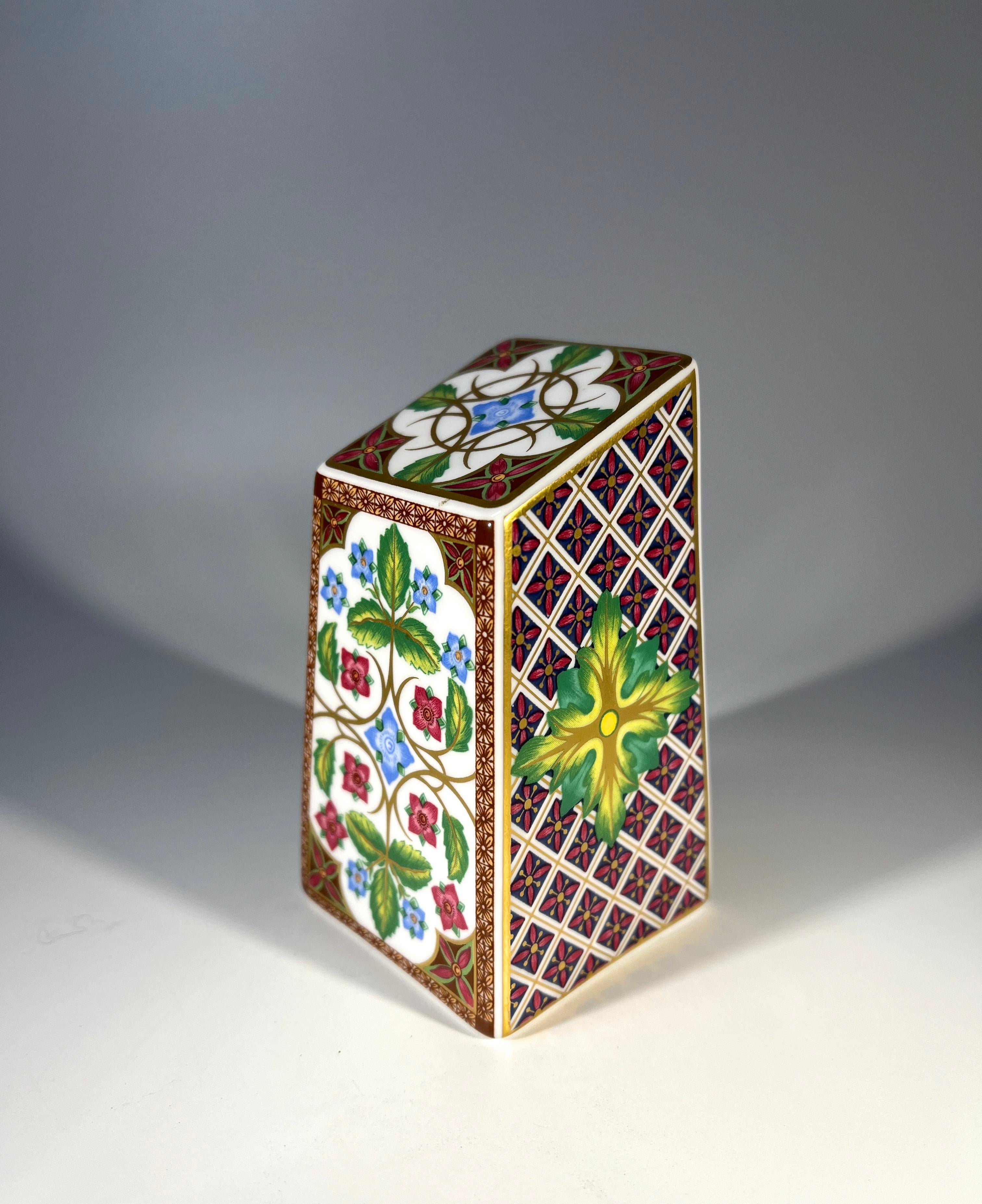 Wilde blaue und rote Rosen inmitten von Blattwerkmotiven auf stilisiertem Kachelfond
Hübscher Briefbeschwerer aus Knochenporzellan von Spode, England
CIRCA 2000
Signiert Spode, England F1868-AO auf dem Sockel
Höhe 4 Zoll, Breite 2,5 Zoll, Tiefe 2