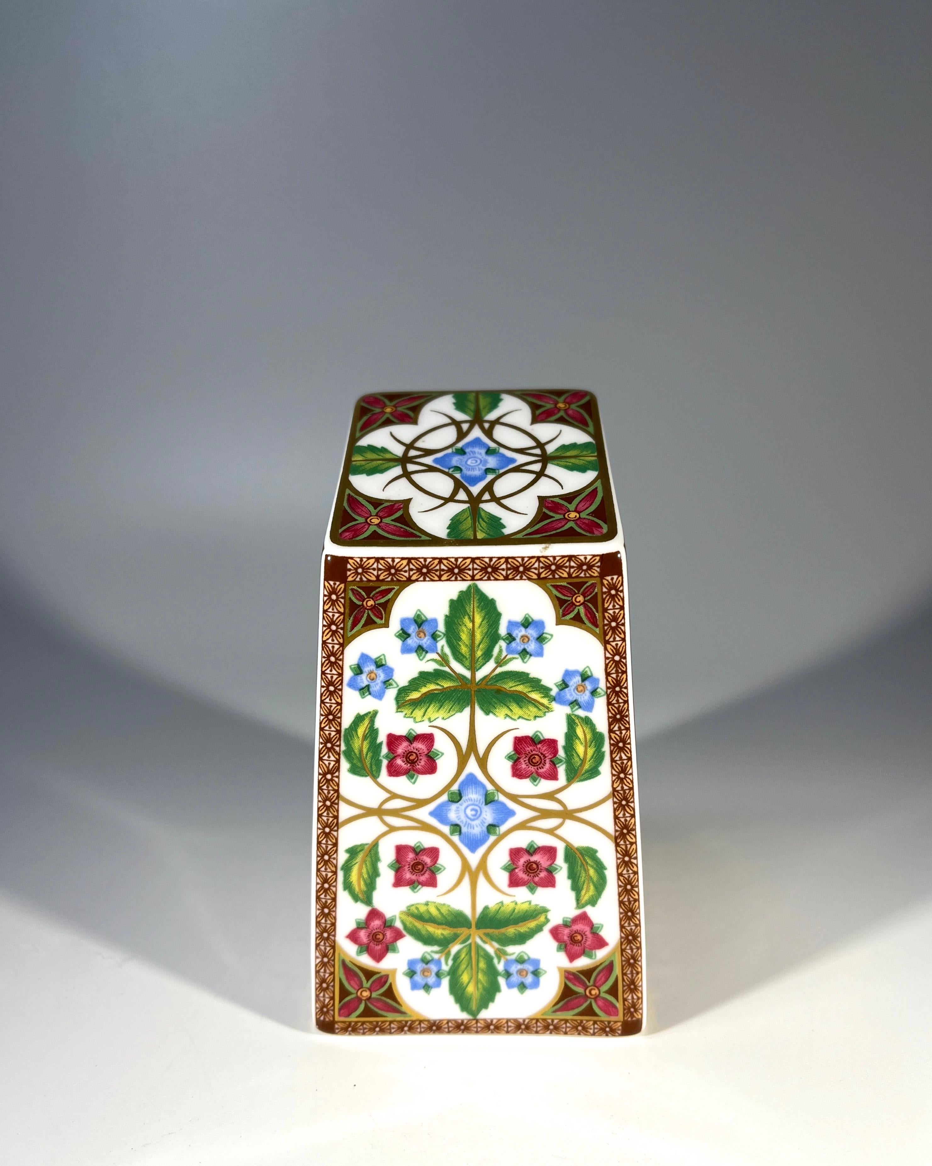 Wild Rose And Tile, English Spode Bone China Paperweight (Hochviktorianisch) im Angebot