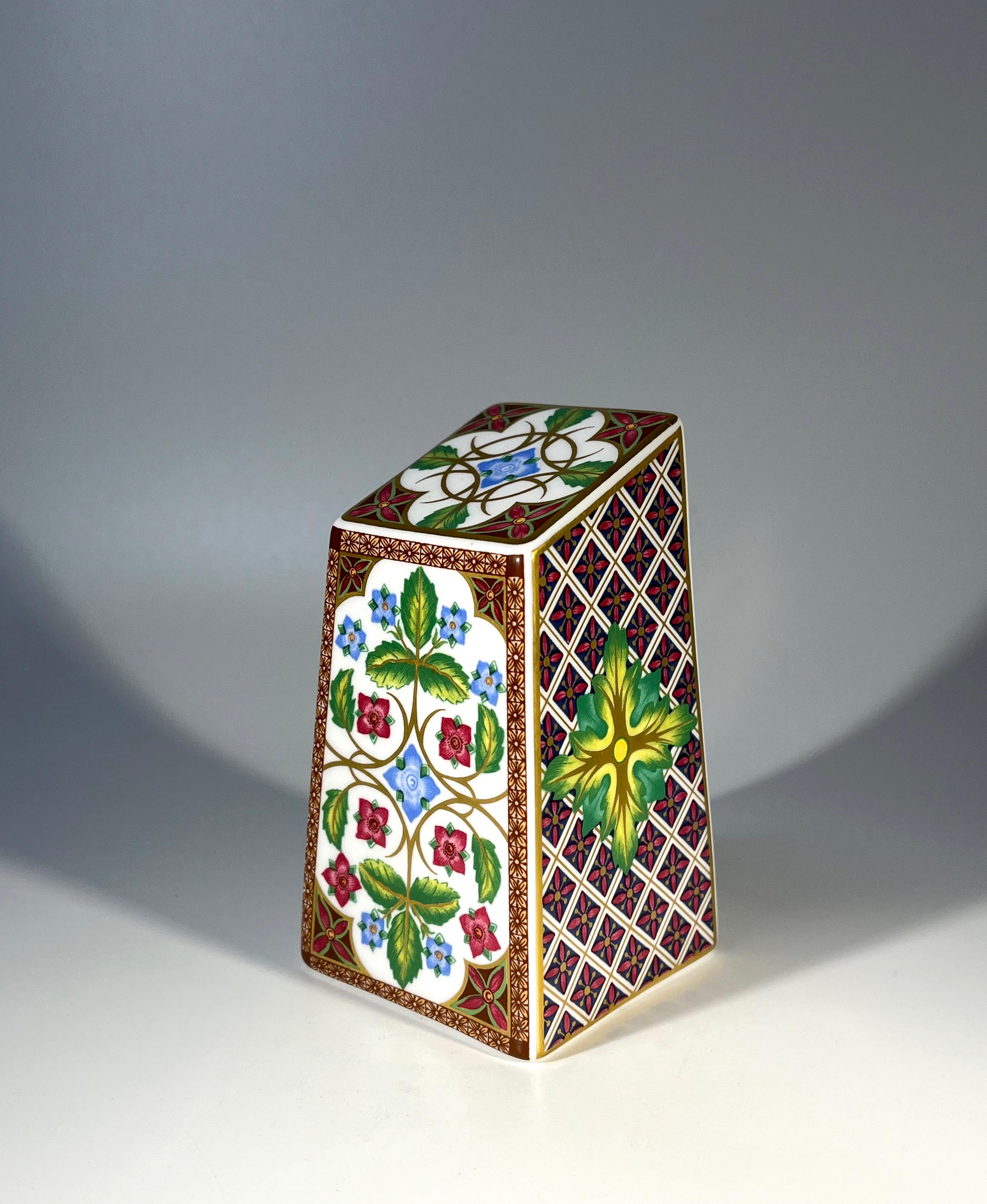 Wild Rose And Tile, English Spode Bone China Paperweight (Englisch) im Angebot