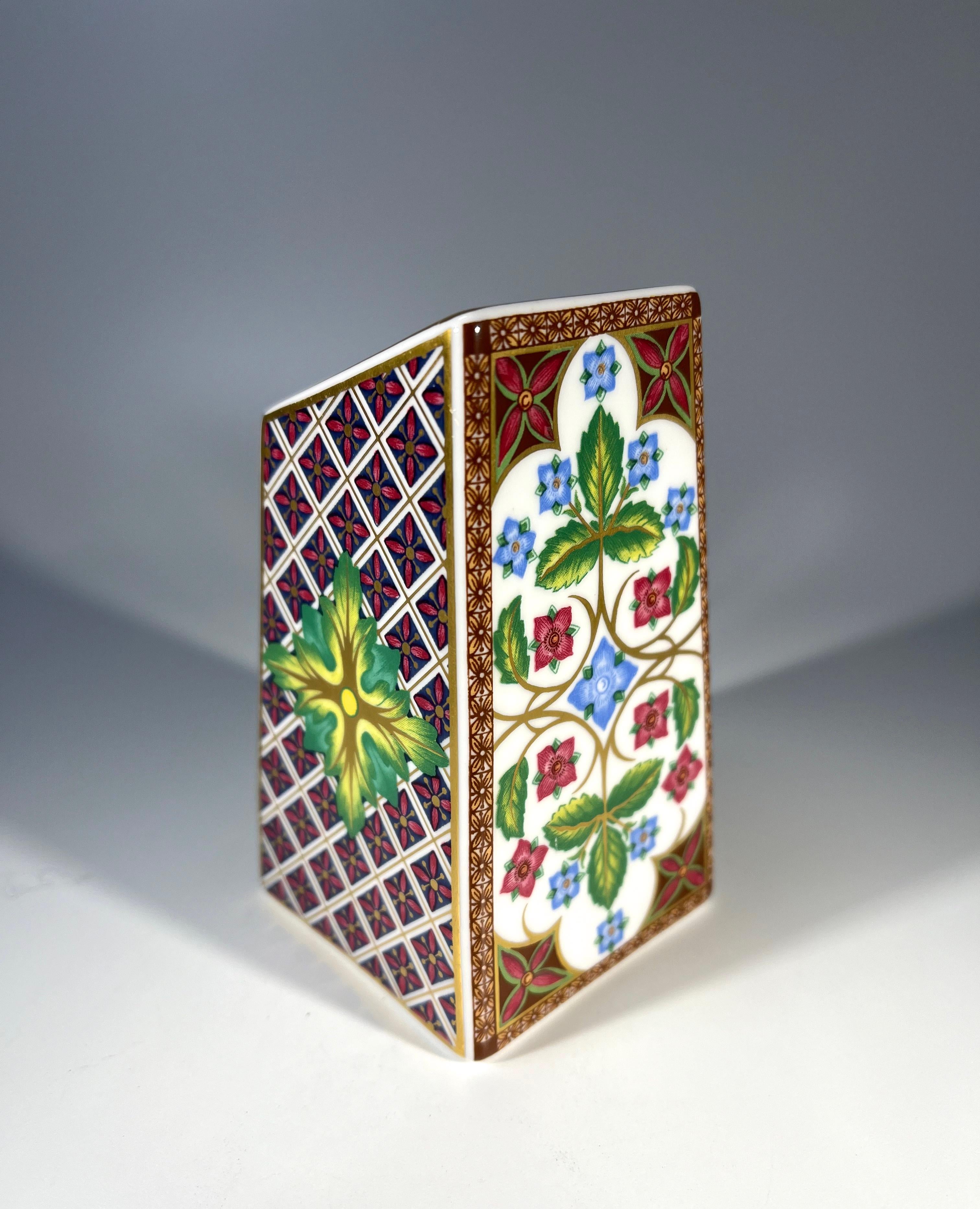 Wild Rose And Tile, English Spode Bone China Paperweight (Porzellan) im Angebot