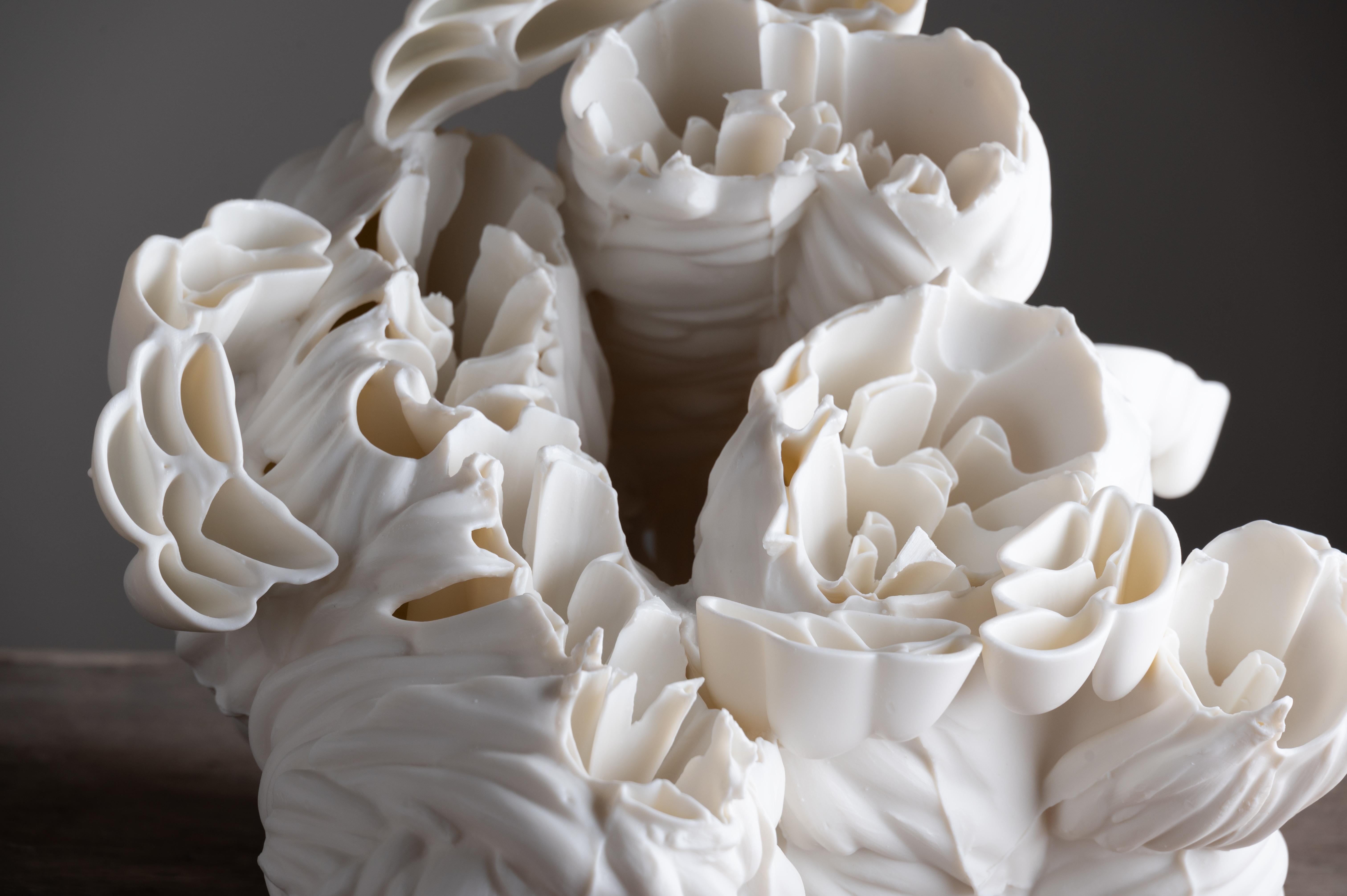 Porcellana Scultura Wild Rose Reel II di Zsolt József Simon in vendita