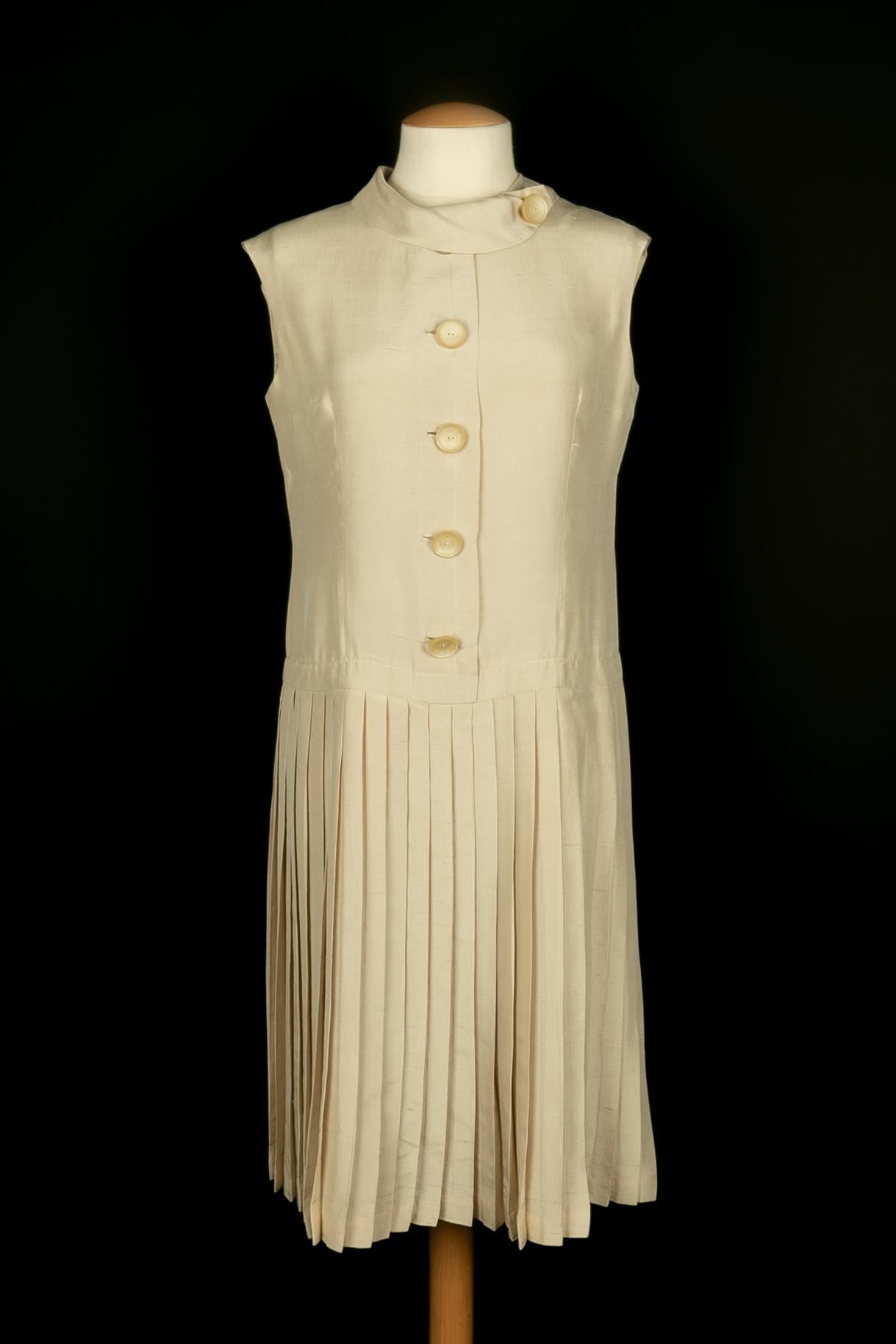 UNKNOWN - (Made in France) Plissiertes Kleid aus Wildseide. Zusammensetzung und Größenetiketten fehlen, es passt ein 40FR/42FR.

Bedingung:
Sehr guter Zustand

Abmessungen:
Brustumfang: 44 cm - Taillenumfang: 40 cm - Länge: 100 cm

SKU:VR434