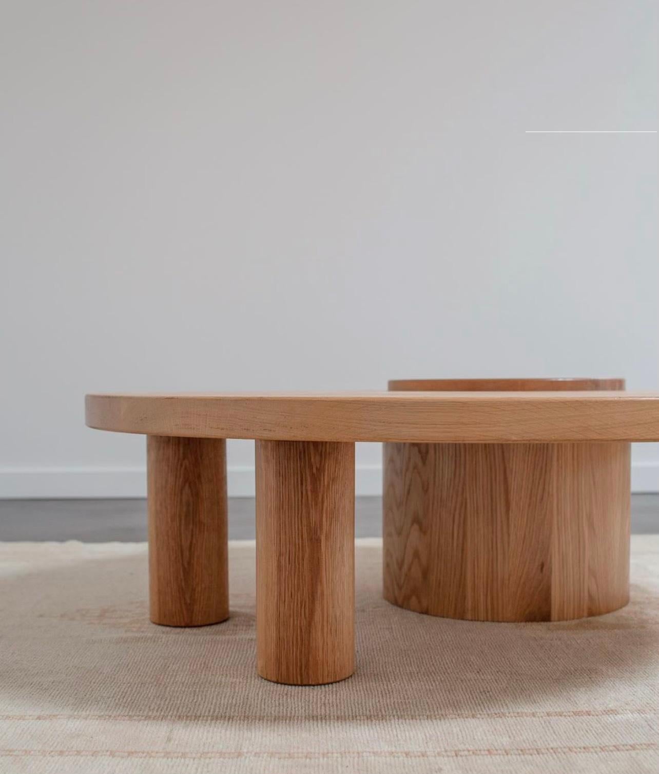 Compacte et polyvalente, la table basse bowl est parfaite pour tous les usages, qu'il s'agisse de poser votre tasse de café matinale ou d'exposer vos biens les plus précieux. Des lignes épurées et une forme inattendue font de cette pièce un ajout