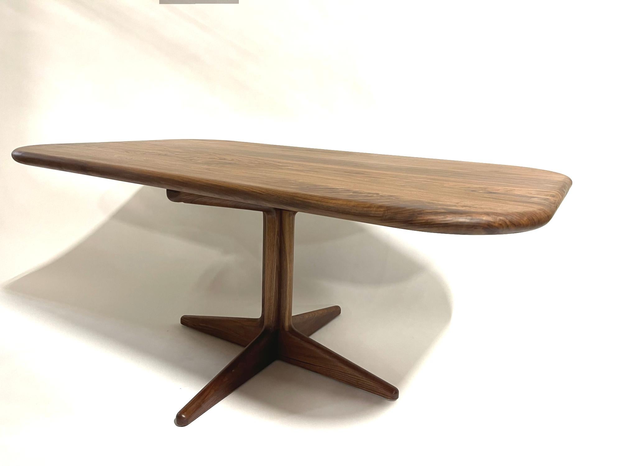Der kompakte und vielseitige Oval Cruciform Table von Wild Willy's Woodshop eignet sich für alles, vom Abstellen der morgendlichen Tasse Kaffee bis hin zur Präsentation wertvoller Besitztümer. Klare Linien und abgerundete Ecken machen dieses Stück
