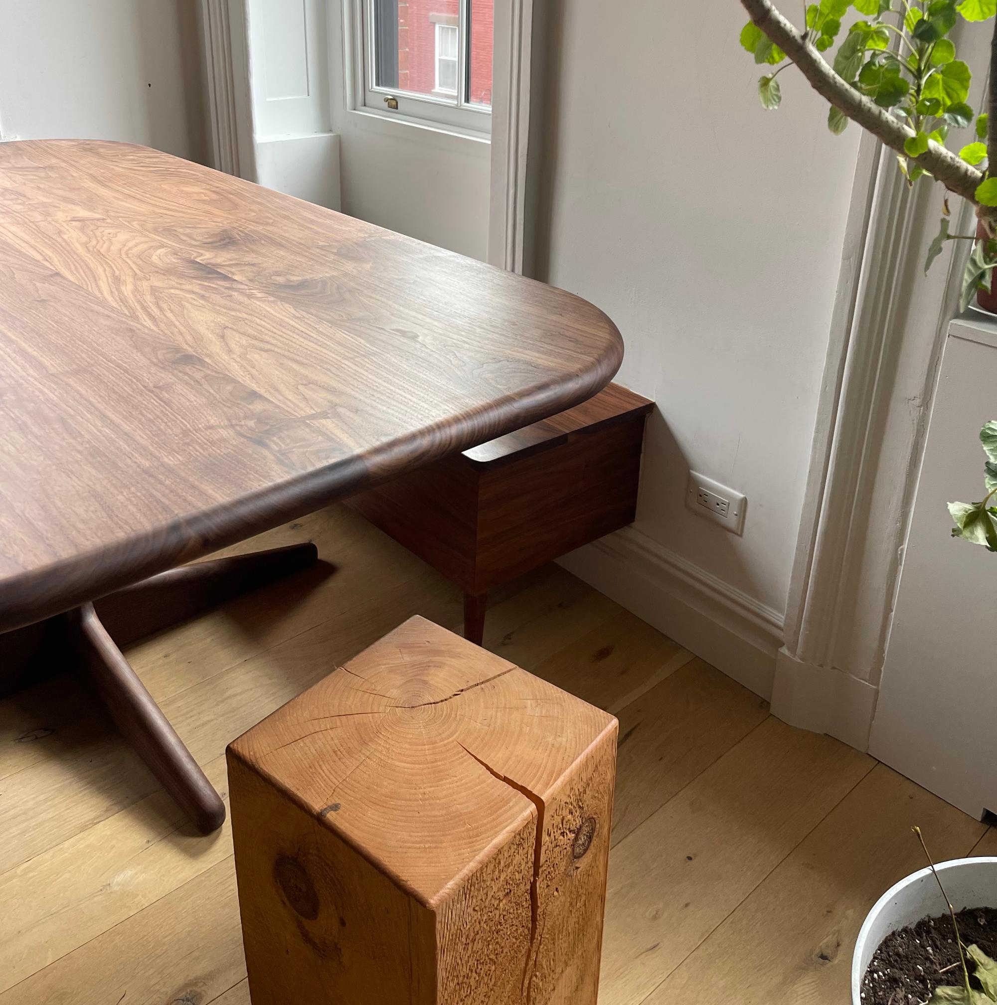 Wild Willy Runder kreuzförmiger Tisch aus Massivholz (Birke) im Angebot