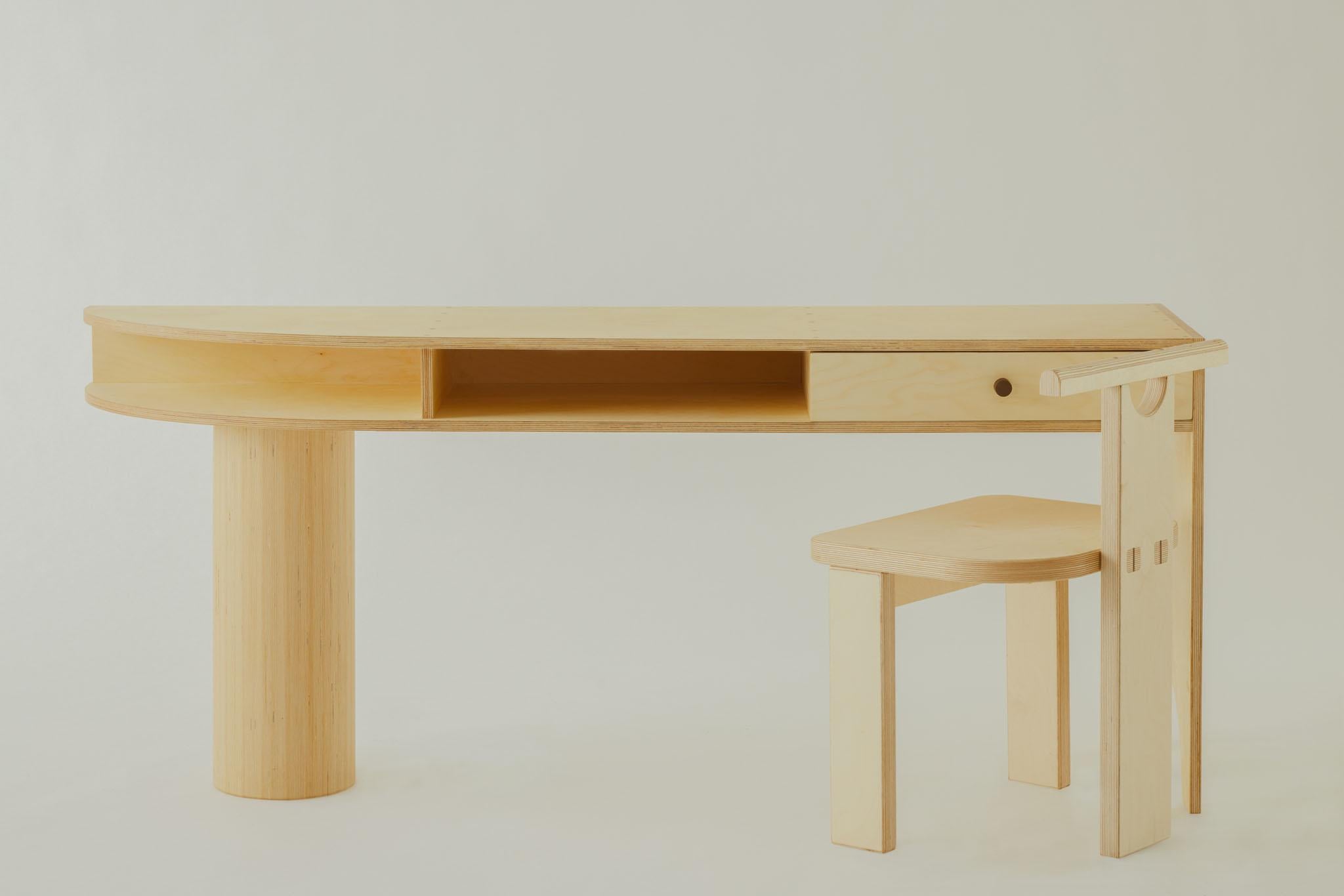 Dieser Schreibtisch zeichnet sich durch sein schlankes Design und sein modernes Flair aus und eignet sich für Arbeit und Freizeit. Asymmetrische Eleganz bringt Funktion und Form in eine traumhafte Verbindung. Die sinnliche Rundung der linken