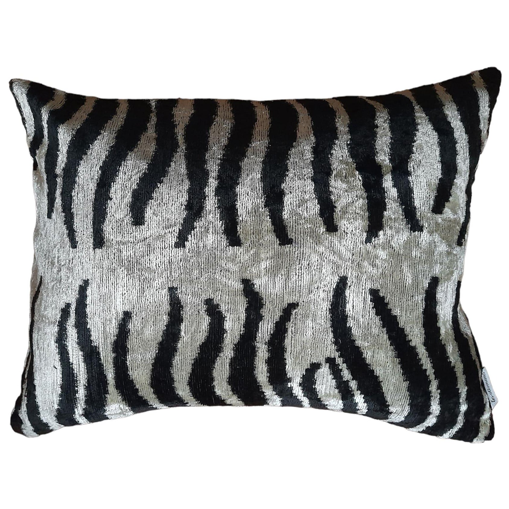 Oreiller en velours de soie Wild Zebra fait main