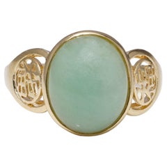 Wilde World Imports Vintage Chinese 14kt Yellow Gold and Oval Jade Ring