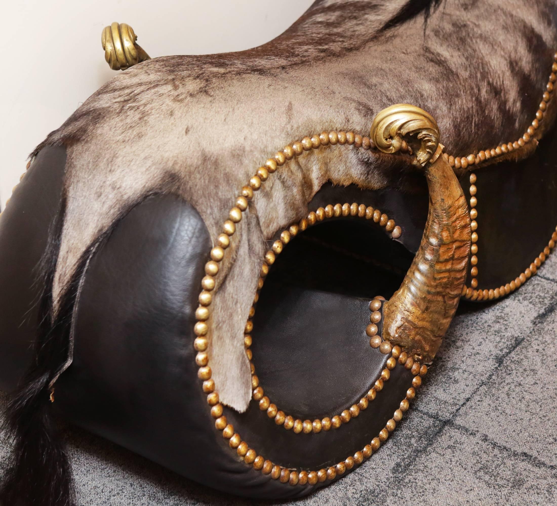 Wildebeest Armchair with Zebu Horns In Excellent Condition In Paris, FR