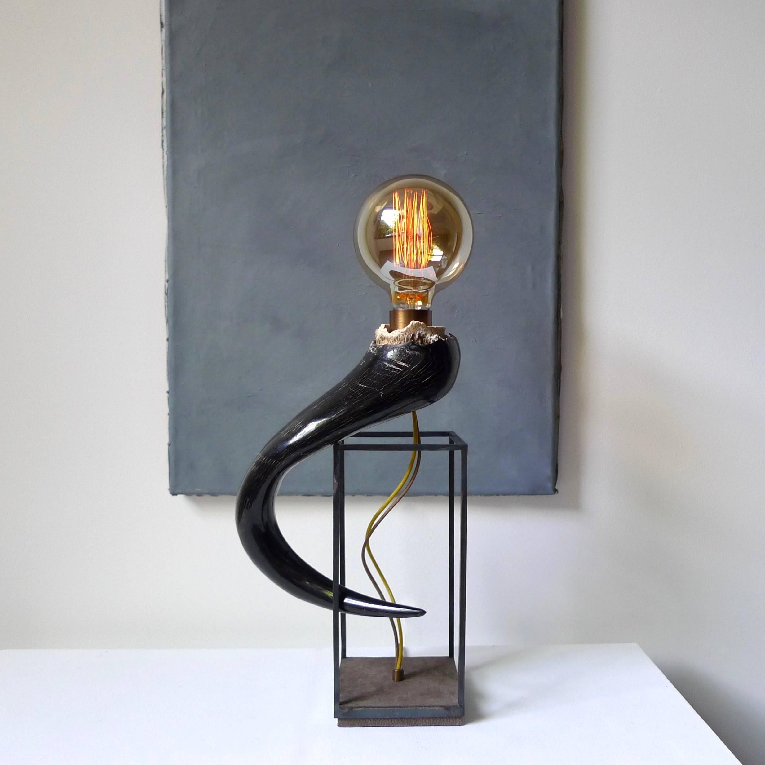 No. 04 Wildebeest Horn Frame Contemporary Art Table Lamp, Sander Bottinga In New Condition For Sale In Geneve, CH