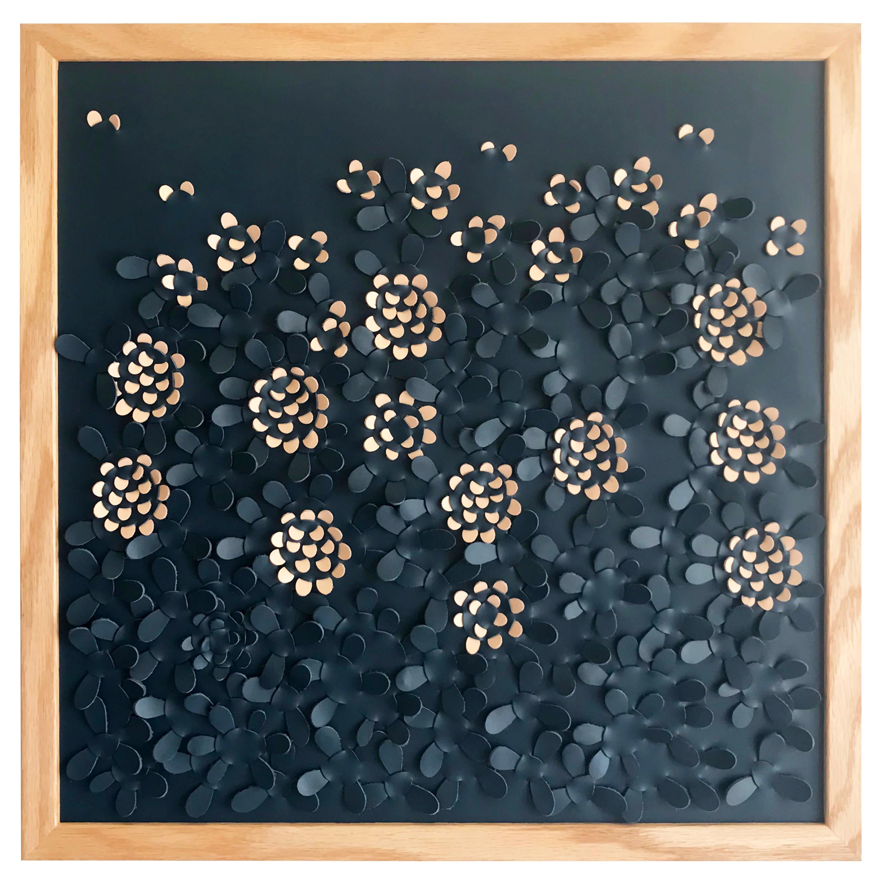 Wildblume: ein Stück plastische 3d-Skulpturen-Wandkunst aus blauem und rosa Leder