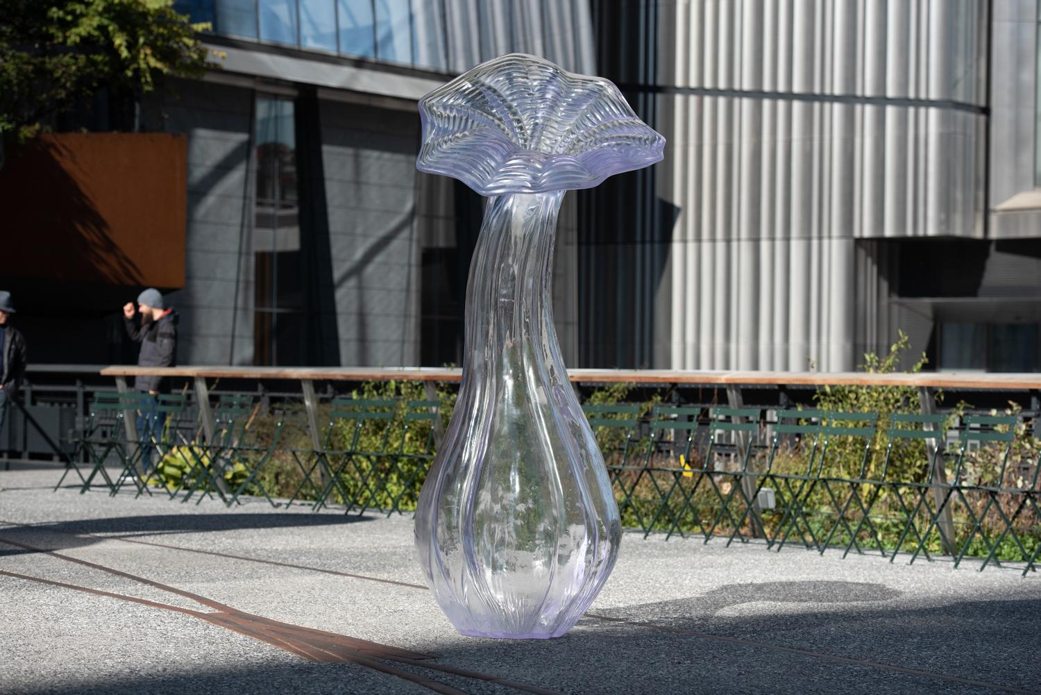 Wildflower große moderne abstrakte Skulptur in lila Gussharz von Karen Atta (Moderne) im Angebot