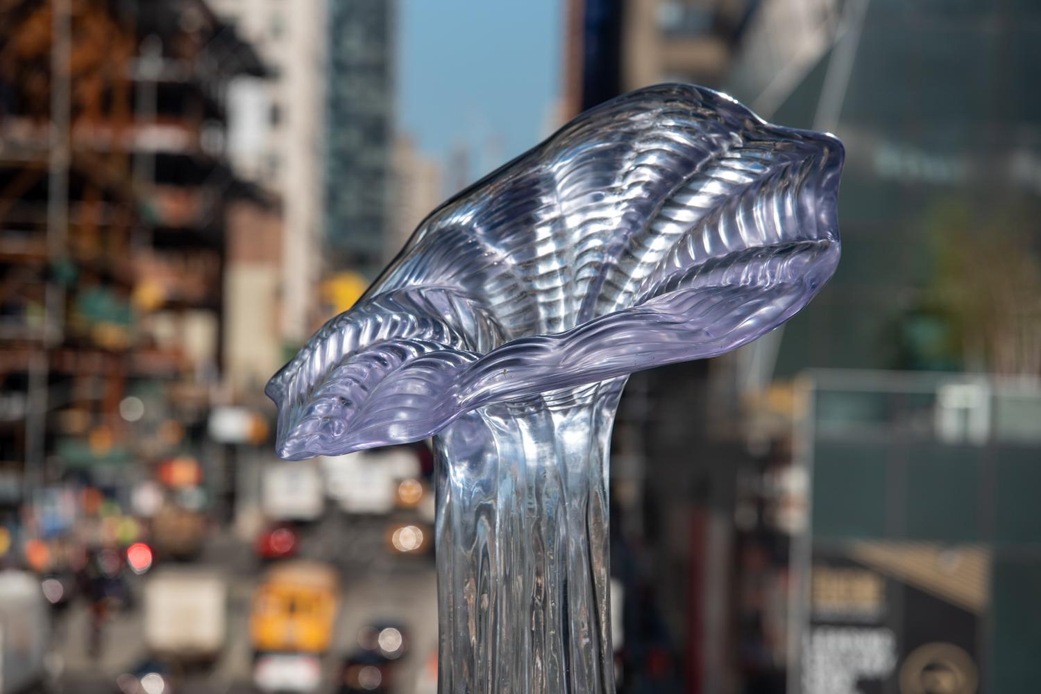 Wildflower große moderne abstrakte Skulptur in lila Gussharz von Karen Atta im Zustand „Neu“ im Angebot in New York, NY