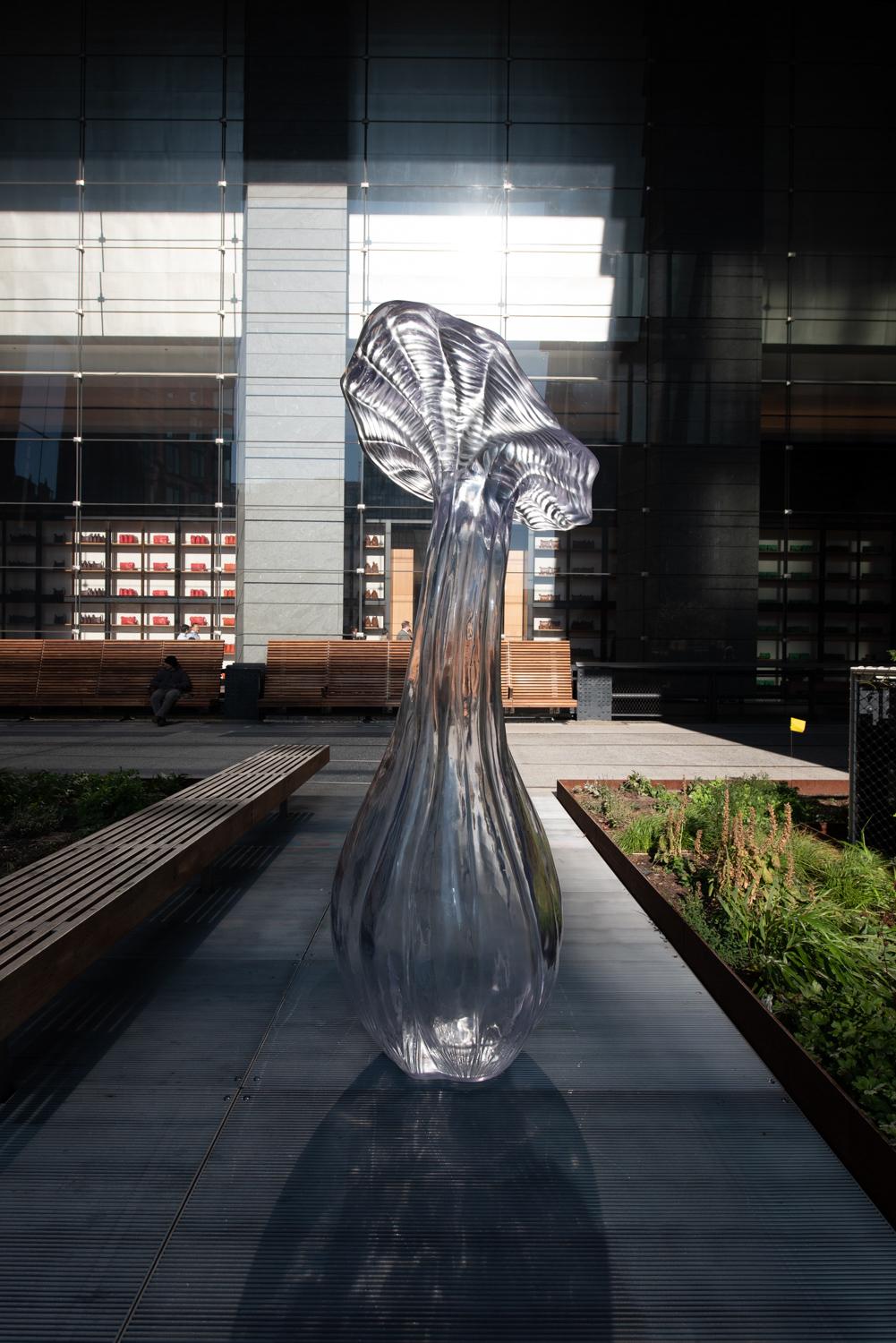 Wildflower große moderne abstrakte Skulptur in lila Gussharz von Karen Atta (21. Jahrhundert und zeitgenössisch) im Angebot