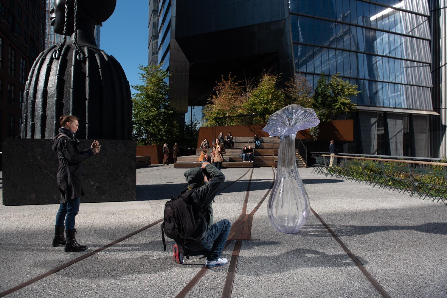 Wildflower große moderne abstrakte Skulptur in lila Gussharz von Karen Atta (Harz) im Angebot
