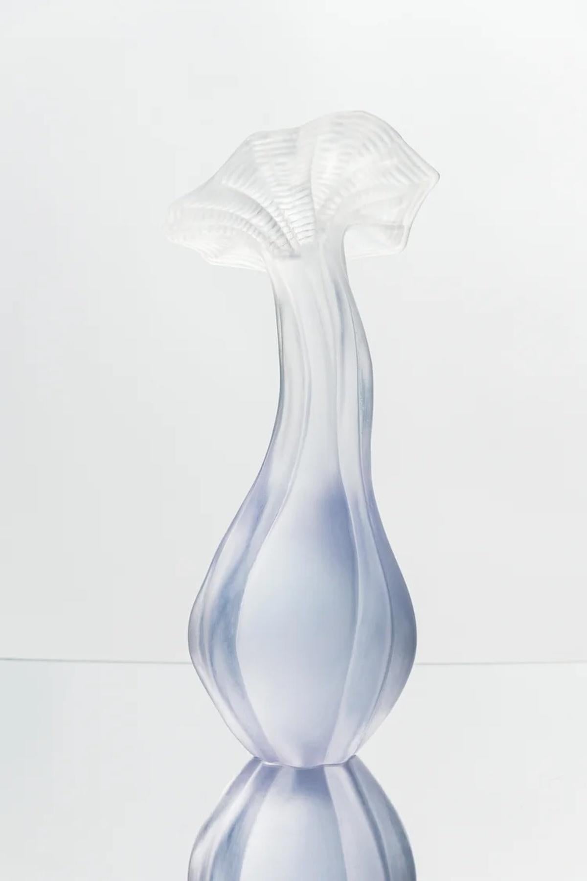 Moderno Modello in scala di fiori selvatici, scultura astratta moderna in resina viola di Karen Atta in vendita